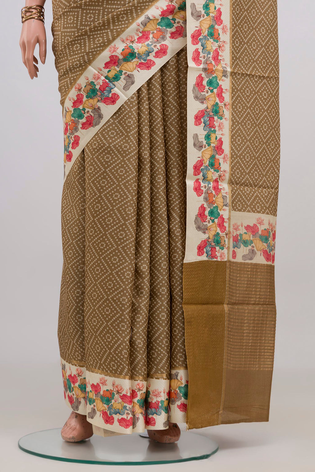 Pleats and pallu of Mehandi Green Tussar Silk Saree with Printed design on the body and Printed Border. 