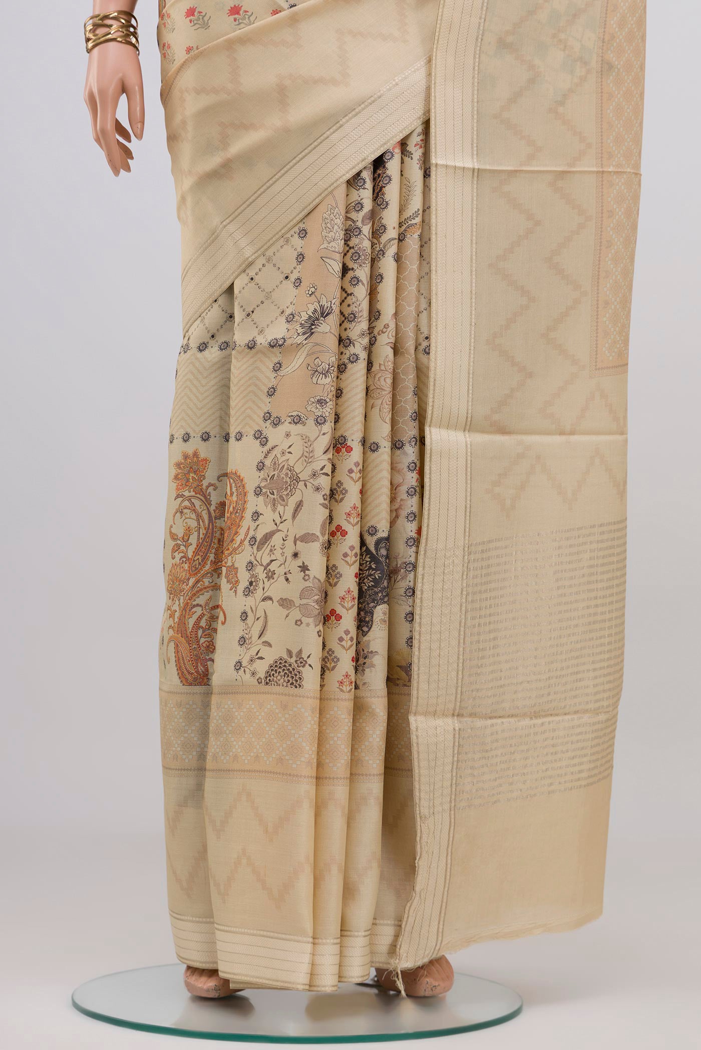 Pleats and pallu of Cream Tussar Silk Saree with Printed design on the body and Thin Zari Line. 