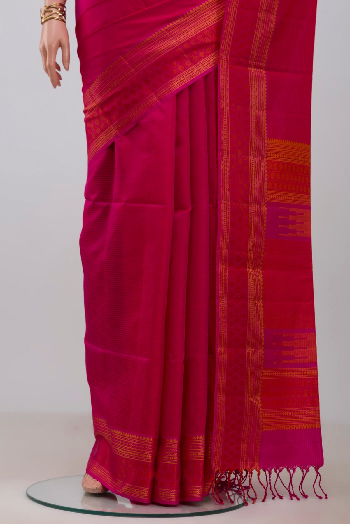 Pleats and pallu of Pink Soft Silk Saree with Plain Body and Thread Border. 
