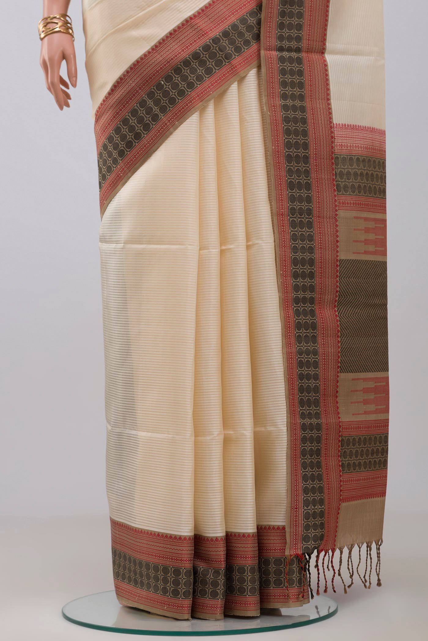 Pleats and pallu of Off White Soft Silk Saree with Plain Body and Thread Border. 