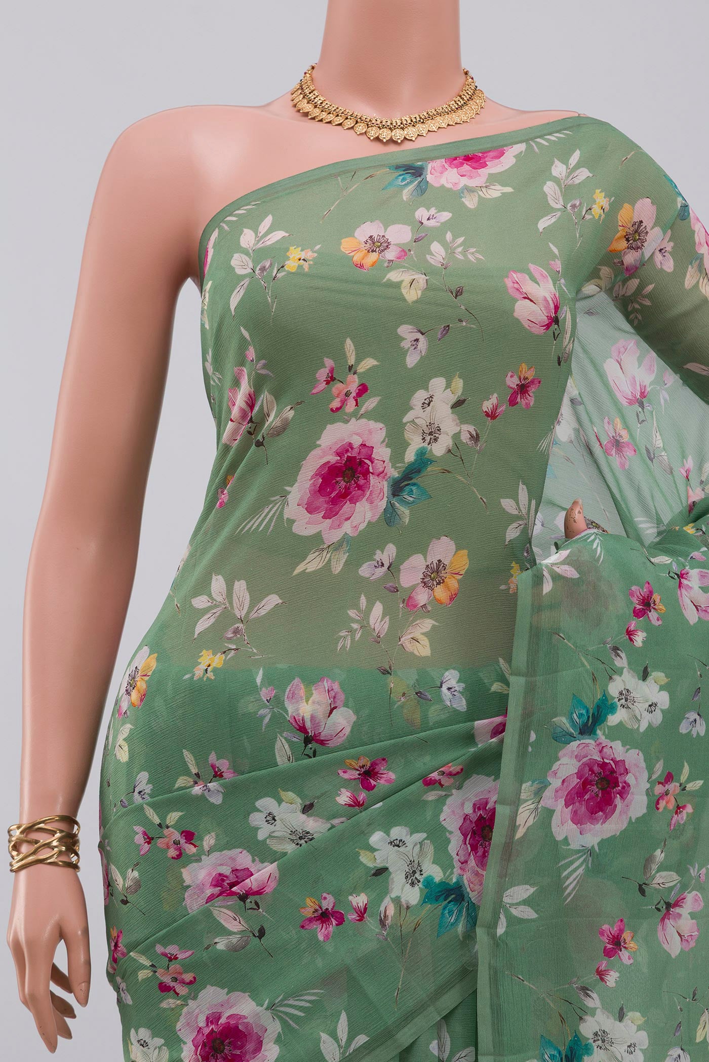 Border image of Green Chiffon Saree with Printed design on the body and Without Border. 