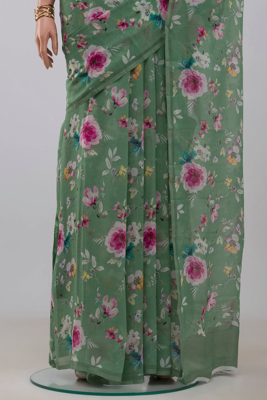 Pleats and pallu of Green Chiffon Saree with Printed design on the body and Without Border. 