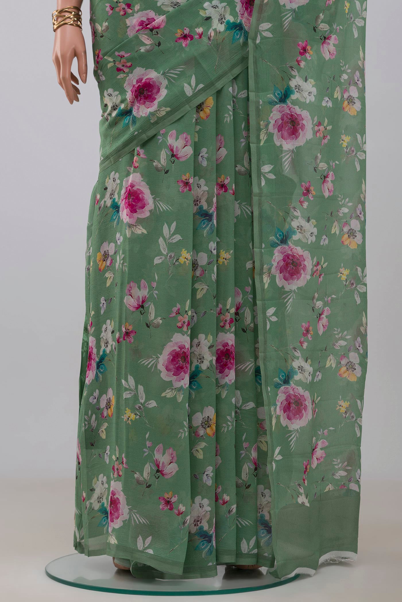 Pleats and pallu of Green Chiffon Saree with Printed design on the body and Without Border. 