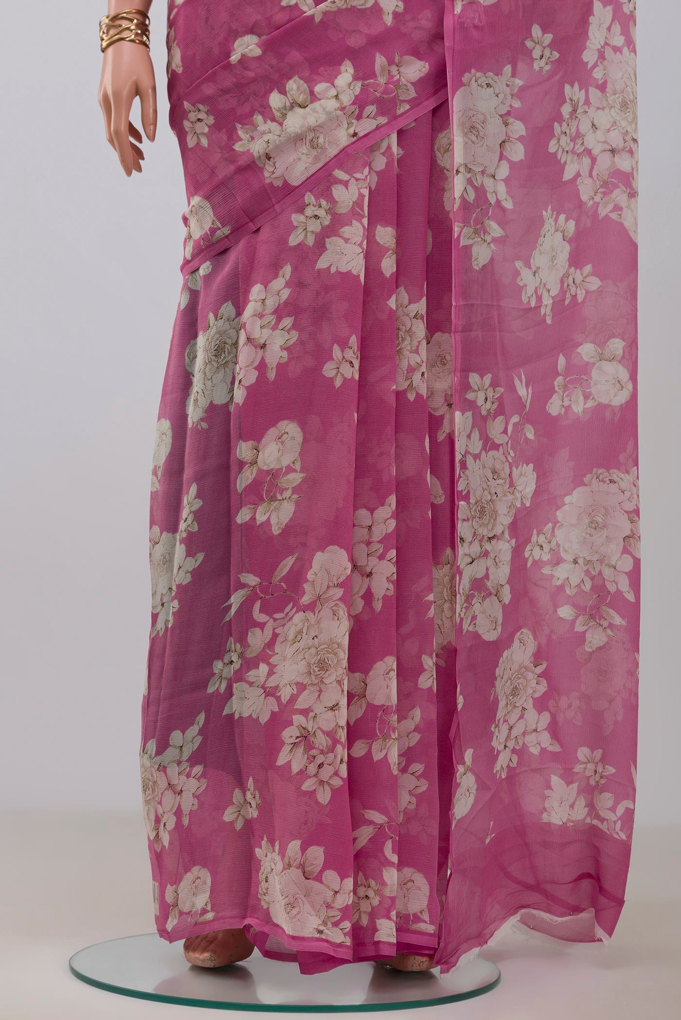 Pleats and pallu of Pink Chiffon Saree with Printed design on the body and Without Border. 