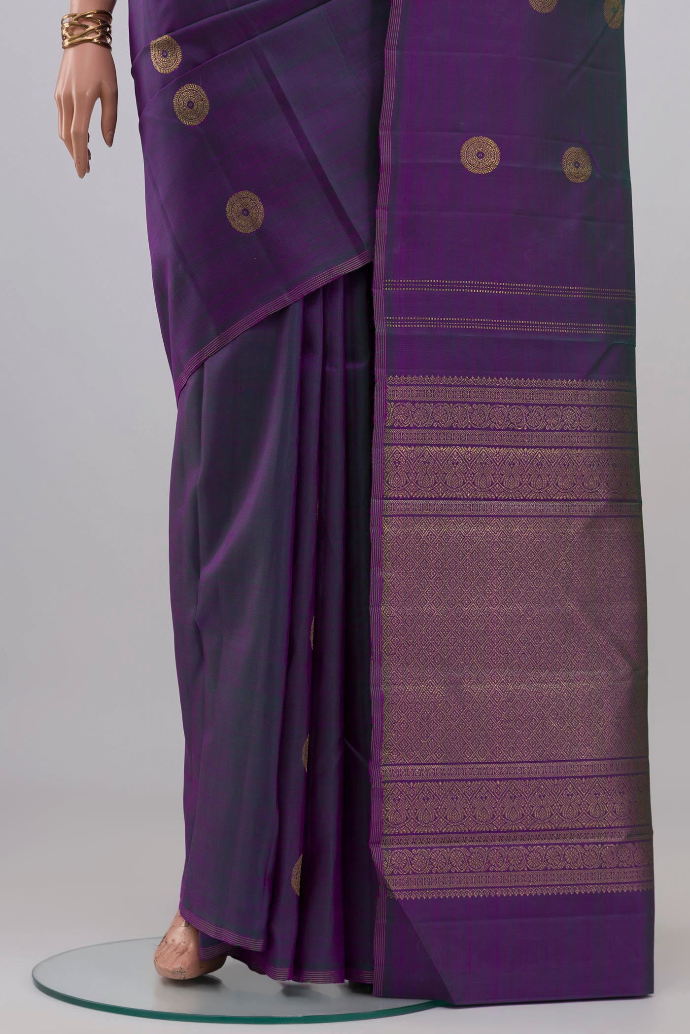 Pleats and pallu of Purple Kanchipuram Silk Saree with Zari Butta on the body and Thin Zari Line. 