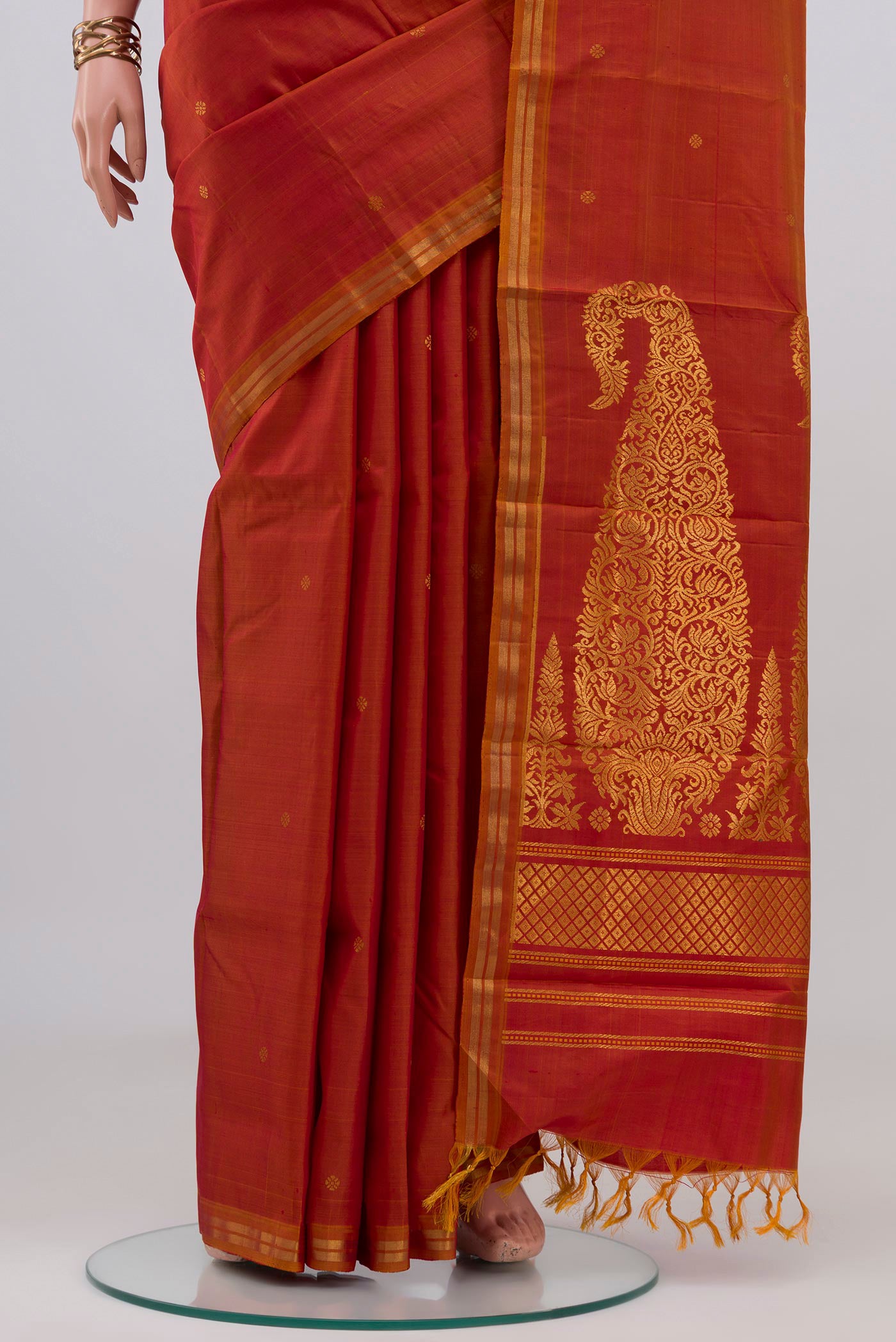 Pleats and pallu of Brick Orange Dual Tone Kanchipuram Silk Saree with Zari Butta on the body and Thin Zari Line. 
