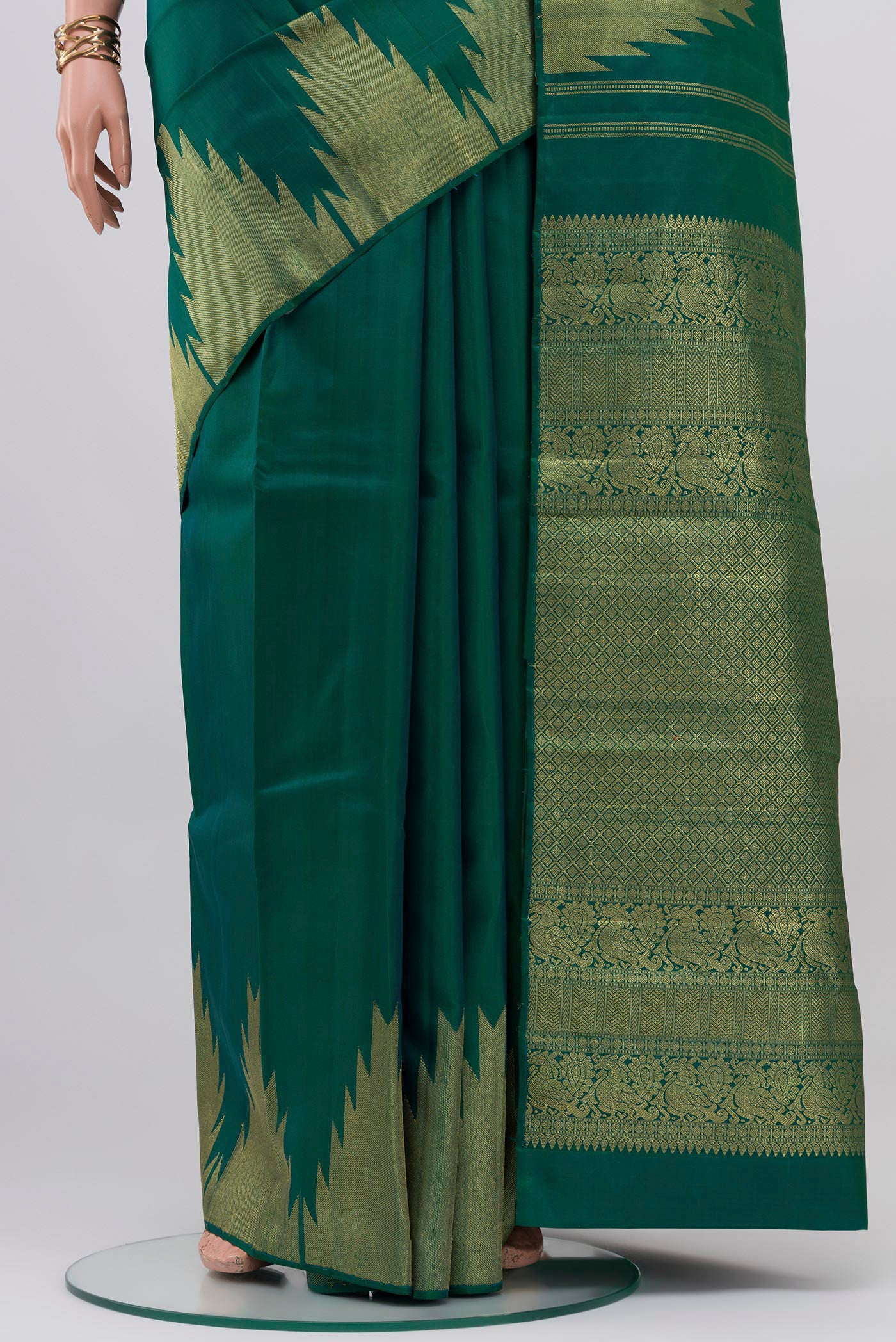 Pleats and pallu of Green Kanchipuram Saree with Plain Body and Temple Border. 