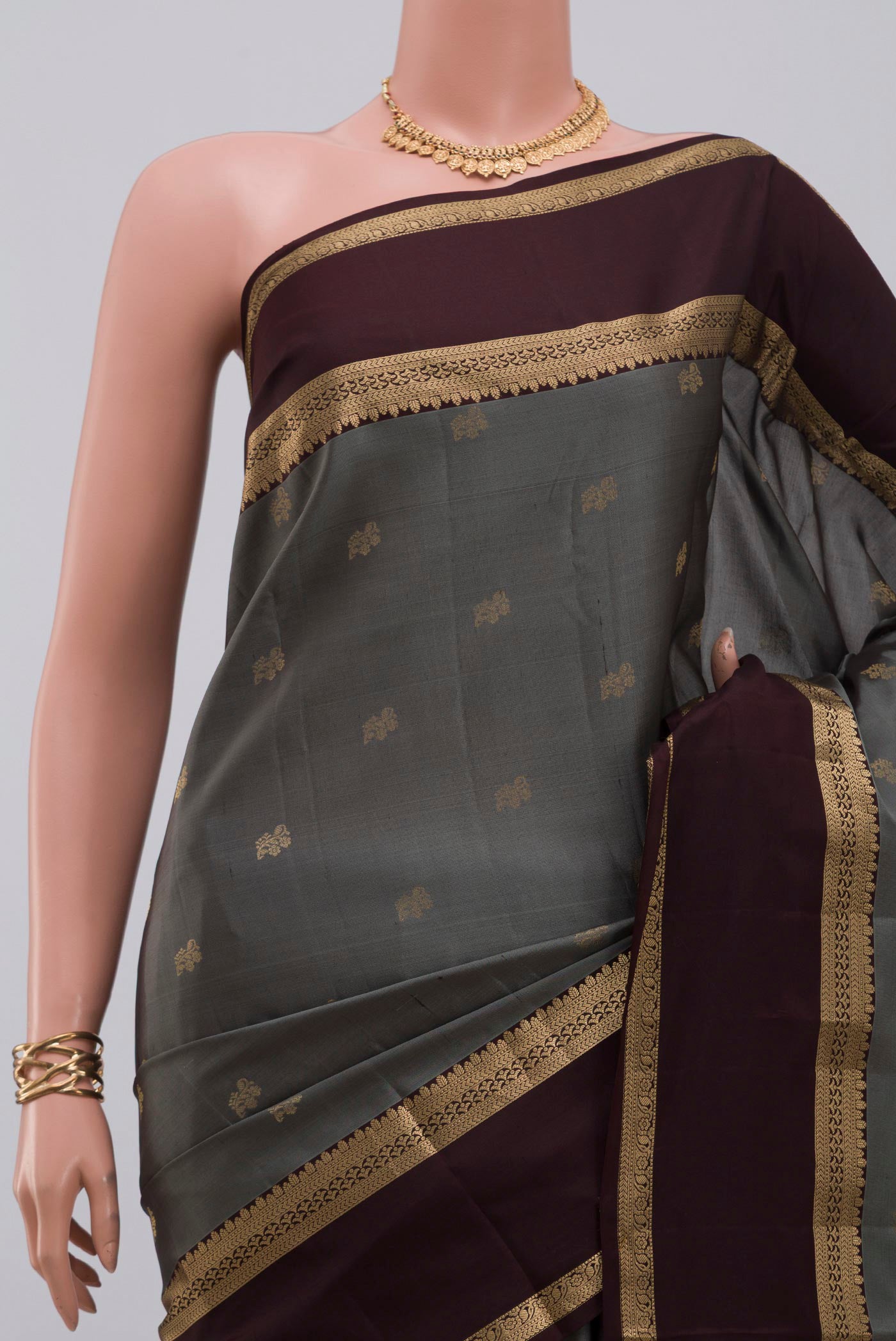 Border image of Grey Kanchipuram Silk Saree with Zari Butta on the body and Zari Border. 