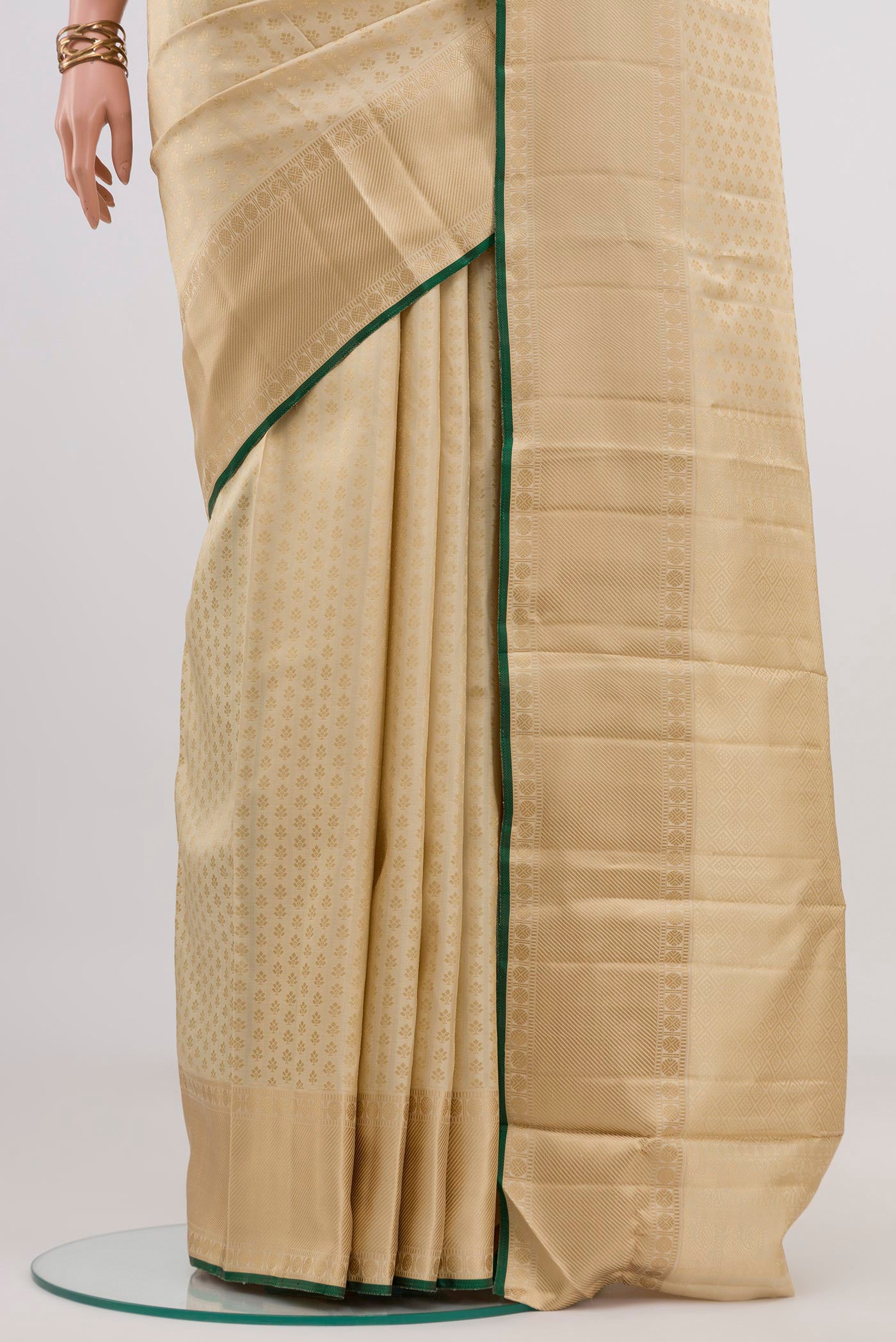 Pleats and pallu of Cream Kanchipuram Silk Saree with Jacquard design on the body and Thread Border. 