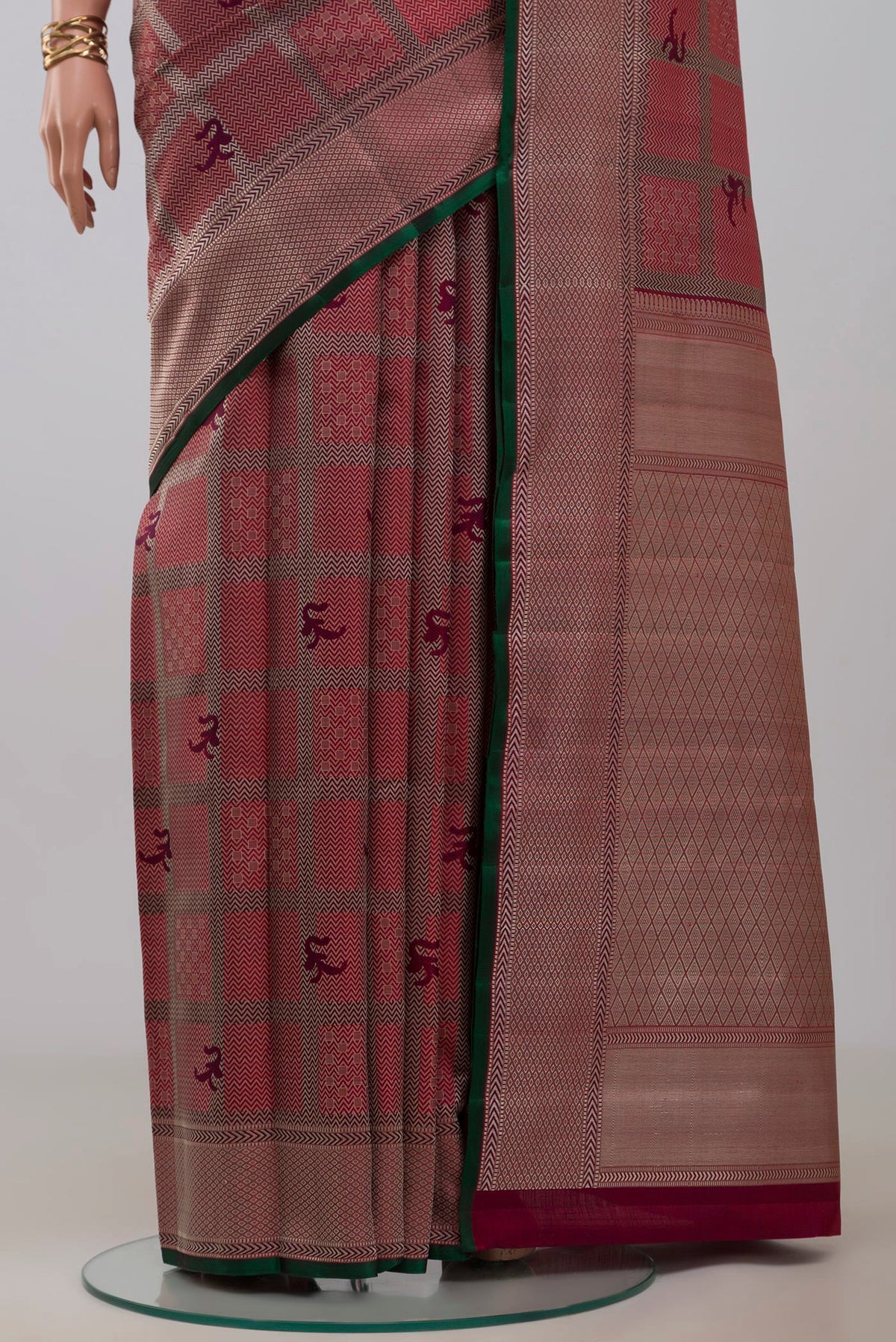 Pleats and pallu of Maroon Kanchipuram Silk Saree with Jacquard design on the body and Thread Border. 