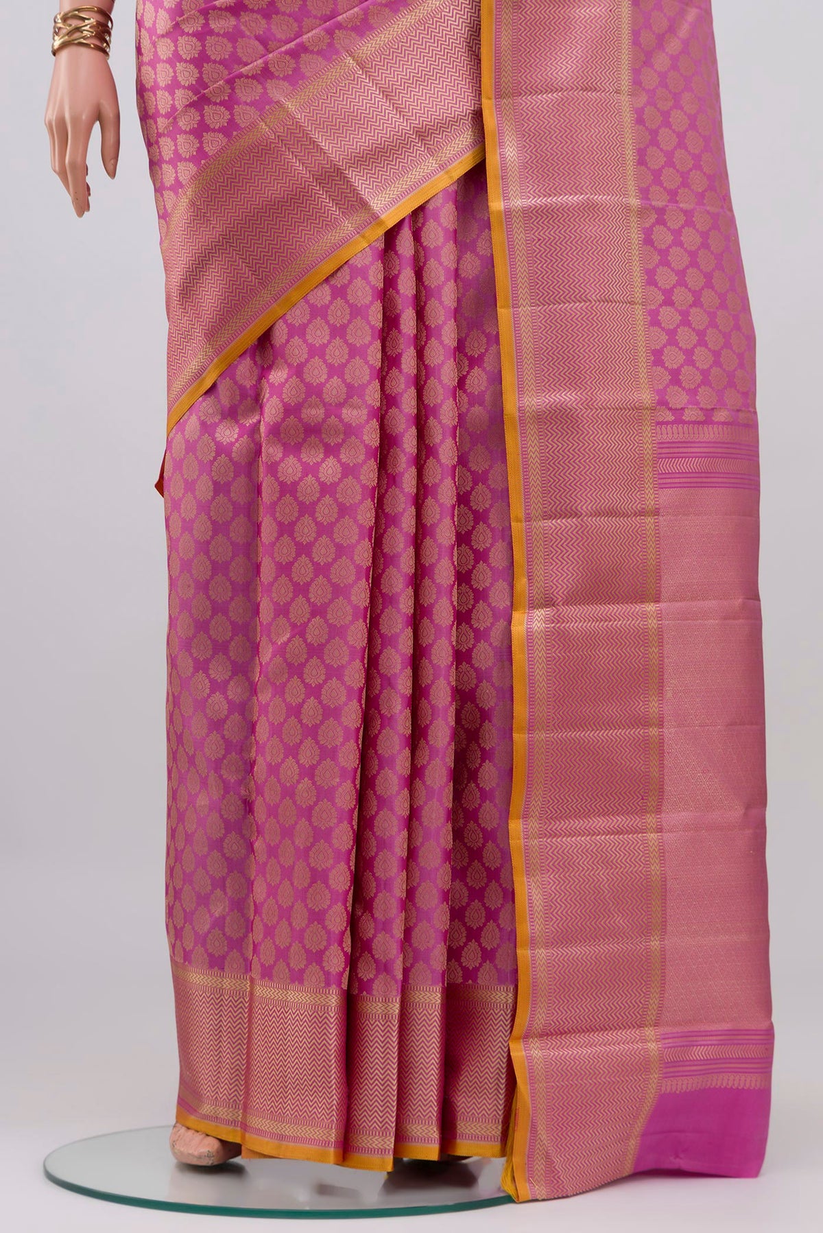 Pleats and pallu of Lavender Kanchipuram Silk Saree with Jacquard design on the body and Thread Border. 