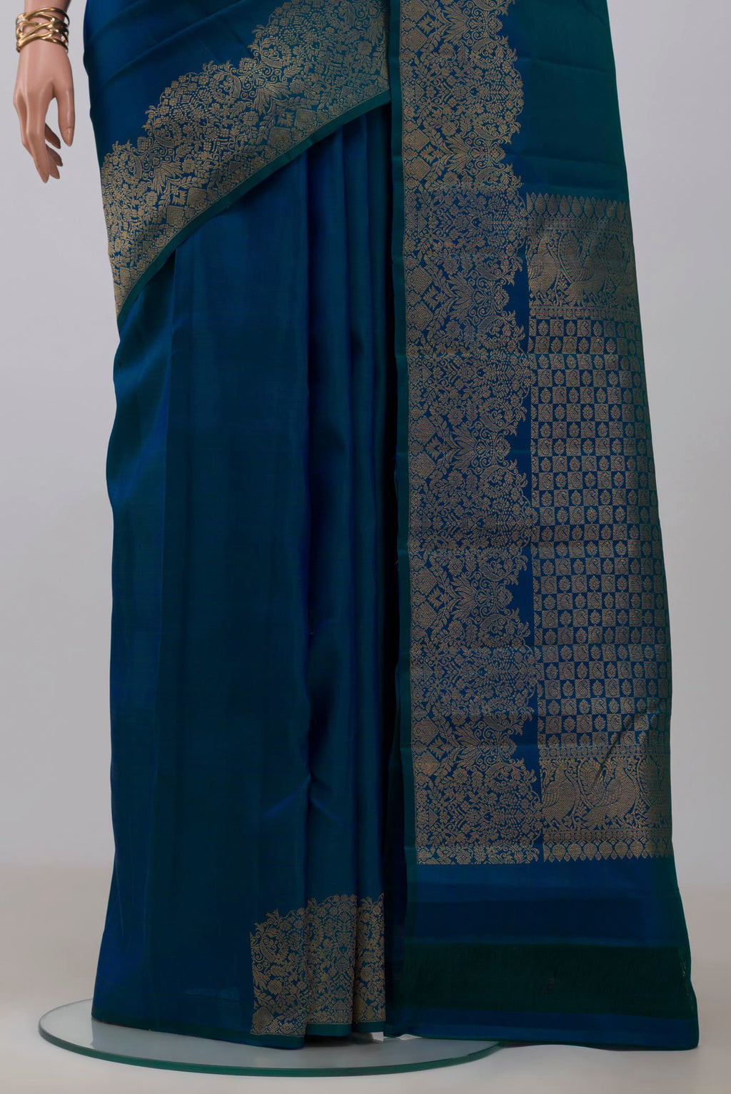 Pleats and pallu of Blue Kanchipuram Saree with Plain Body and Fancy Border. 