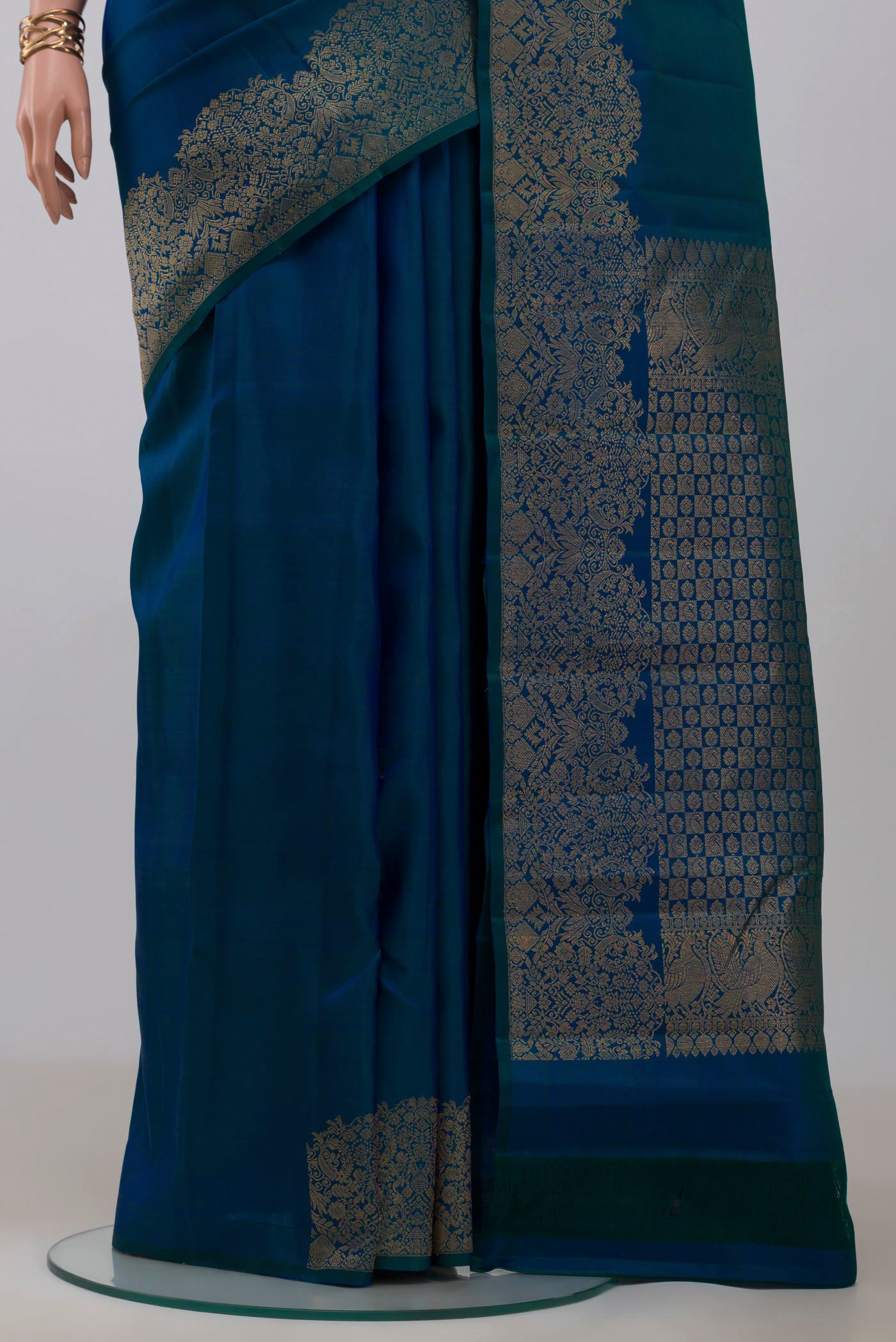 Pleats and pallu of Blue Kanchipuram Saree with Plain Body and Fancy Border. 