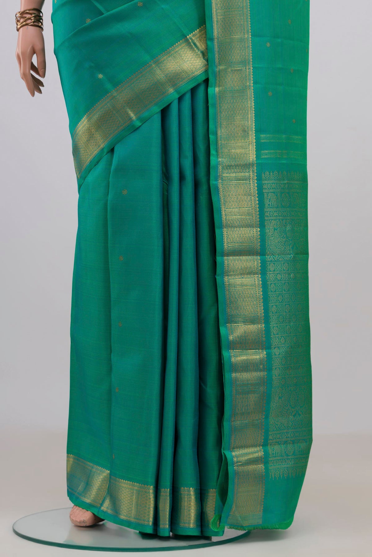 Pleats and pallu of Pure Silk Sea Green Kanjivaram Saree with Zari Butta on the body and Zari Border. 