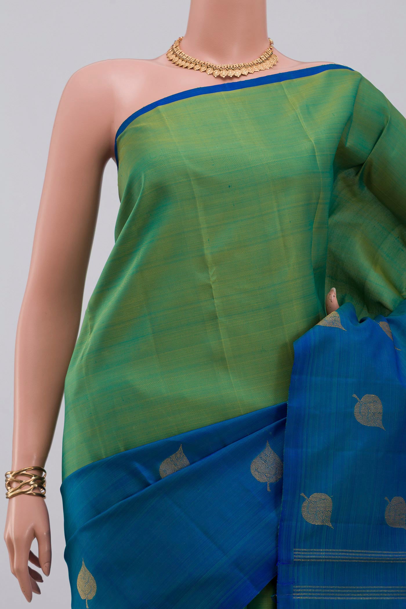 Border image of Pure Silk Pure Zari Multi Color Kanchipuram Saree with Half And Half on the body and Without Border. 