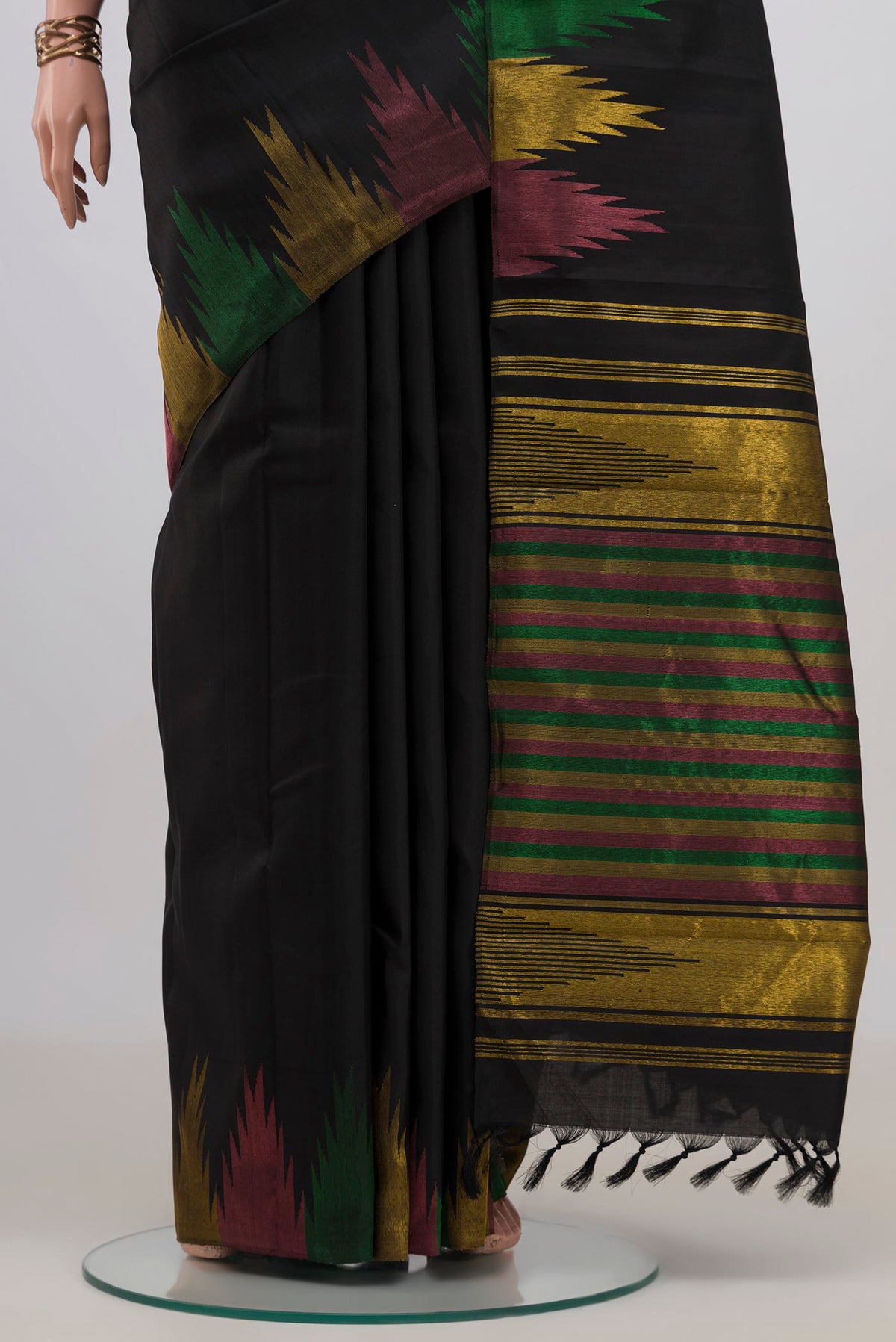 Pleats and pallu of Pure Silk Black Kanjivaram Saree with Plain Body and Temple Border. 