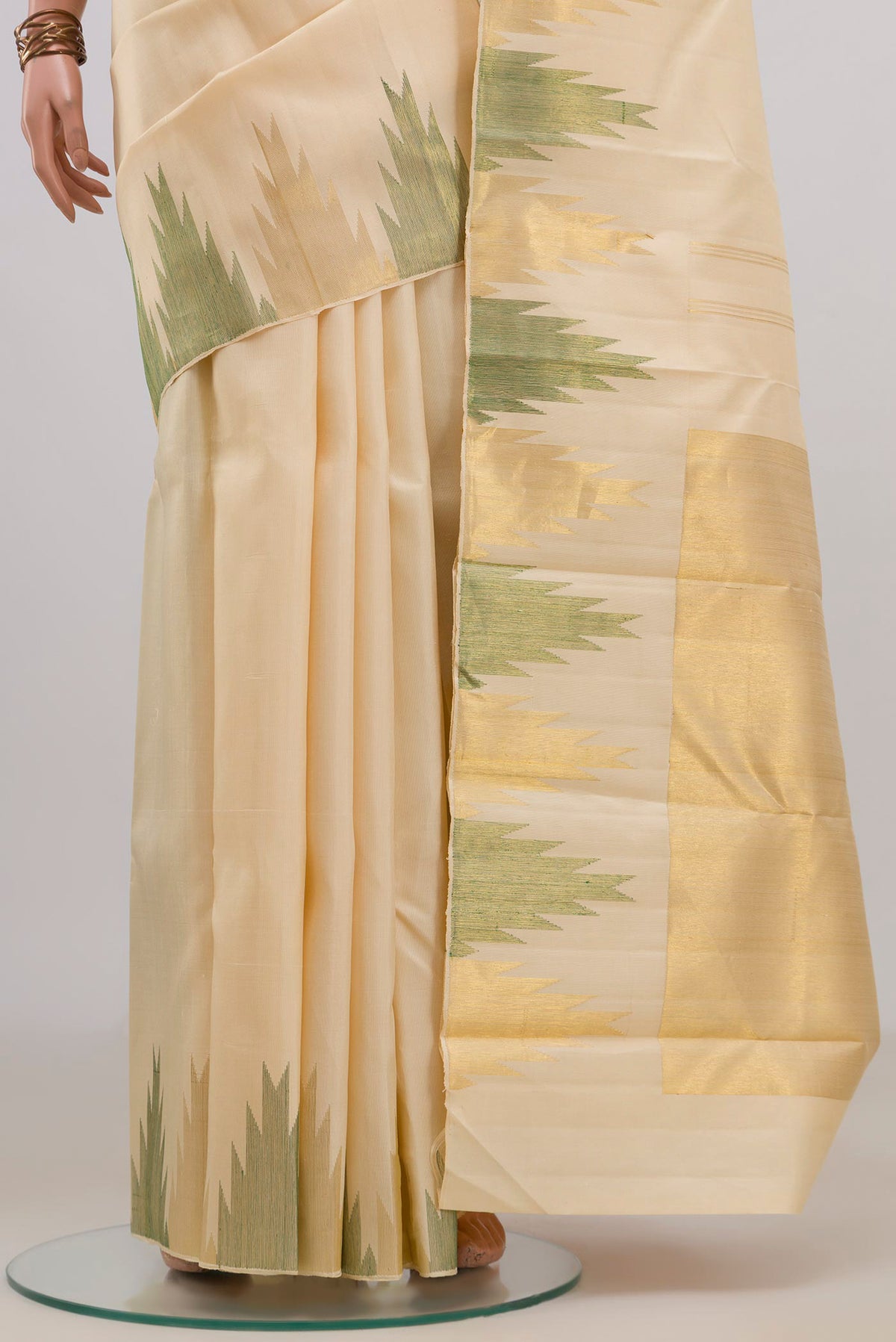 Pleats and pallu of Pure Silk Cream Kanjivaram Saree with Plain Body and Temple Border. 