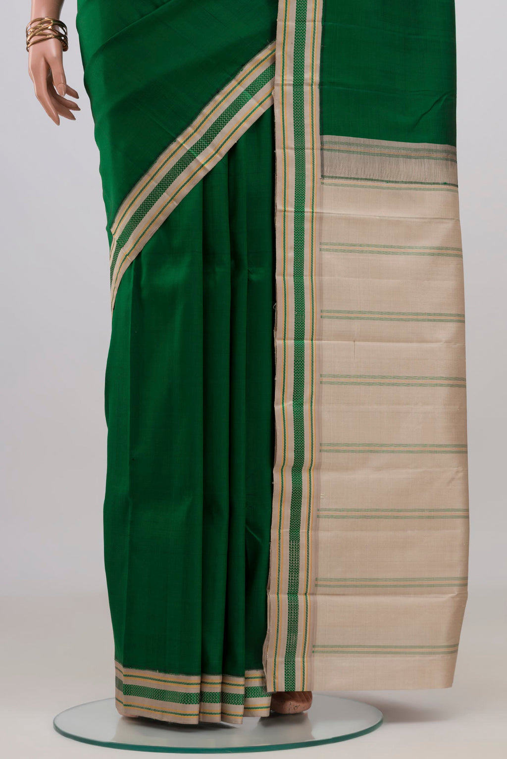 Pleats and pallu of Green Kanjivaram Silk Saree with Plain Body and Thread Border. 