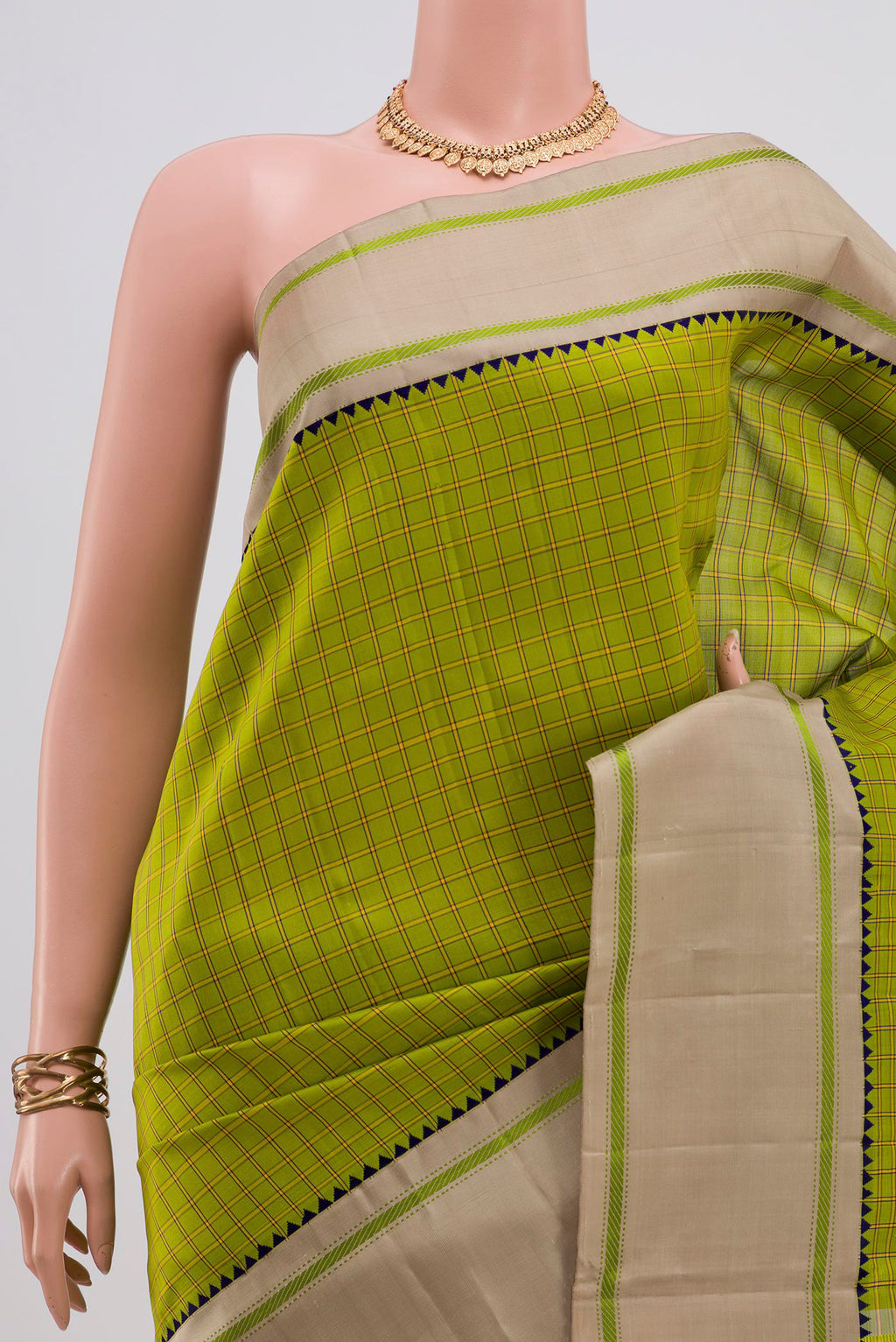 Border image of Green Kanjivaram Silk Saree with Checked design on the body and Thread Border. 