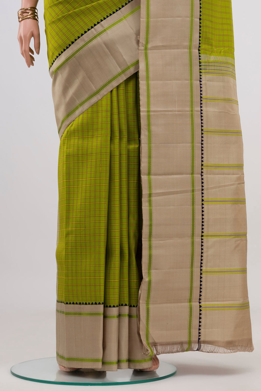 Pleats and pallu of Green Kanjivaram Silk Saree with Checked design on the body and Thread Border. 