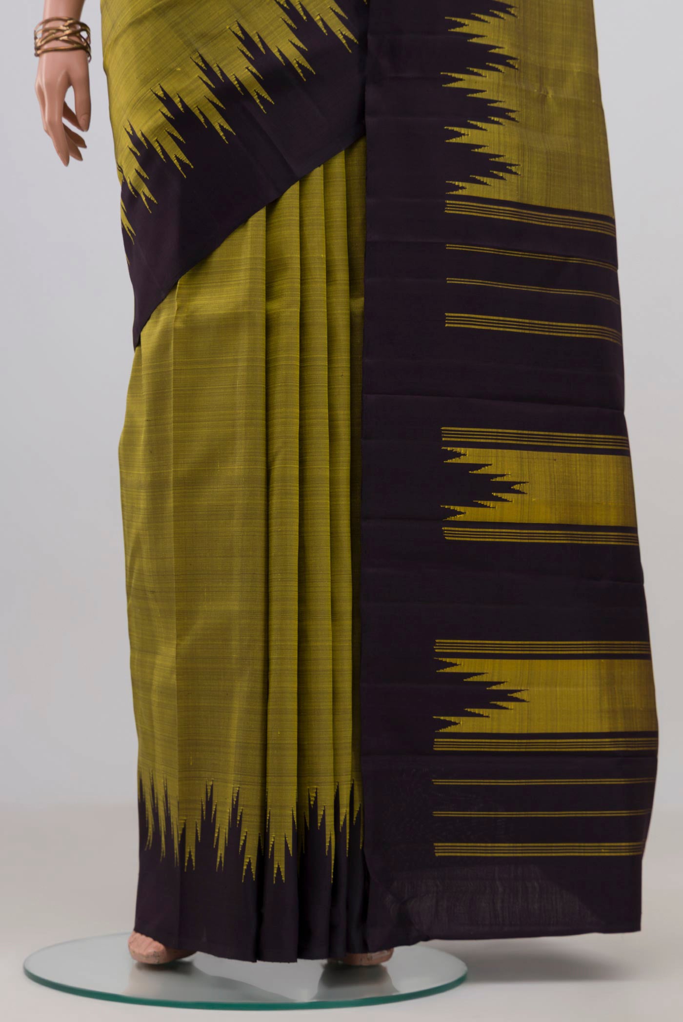 Pleats and pallu of Mehandi Green Kanjivaram Silk Saree with Plain Body and Ganga Jamuna Border. 
