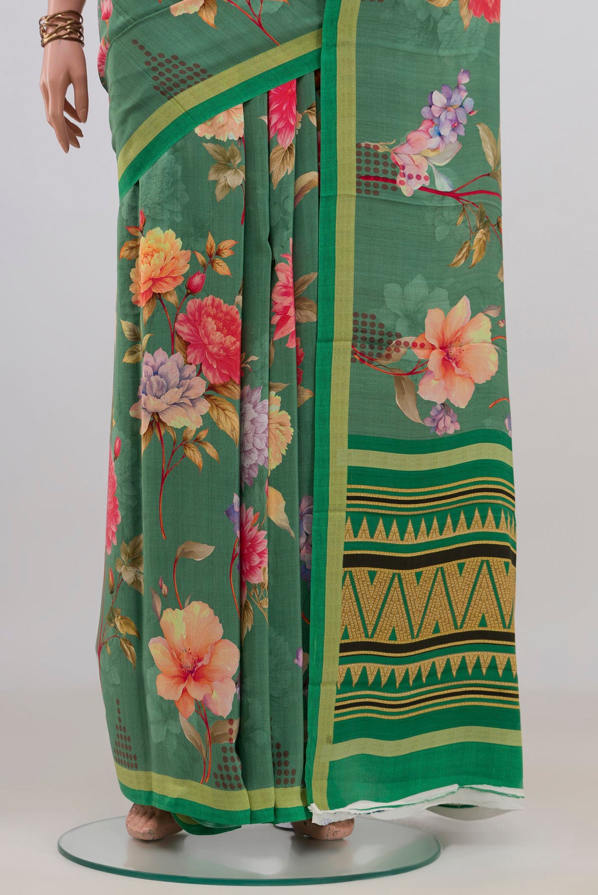Pleats and pallu of Green Crepe Saree with Floral Print on the body and Without Border. 