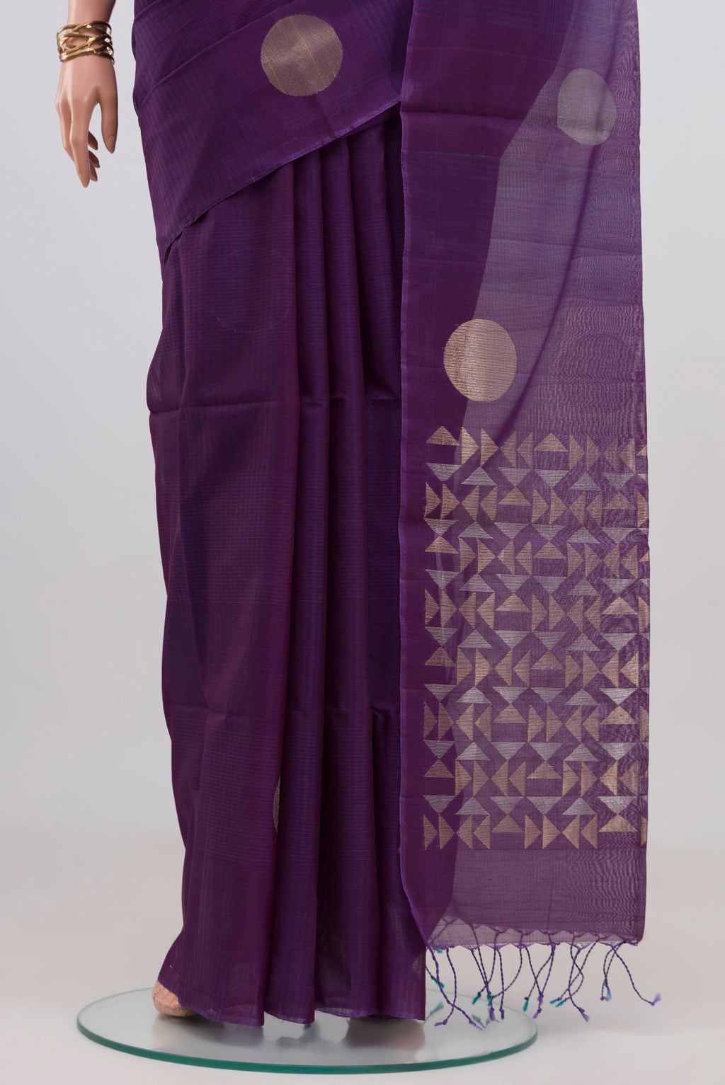 Pleats and pallu of Purple Silk Cotton Saree with Polka Dots on the body and Without Border. 