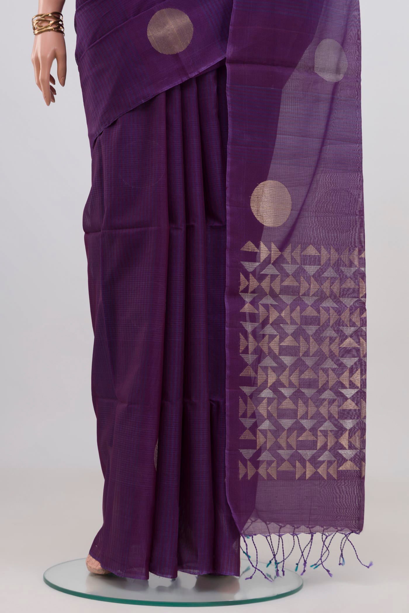 Pleats and pallu of Purple Silk Cotton Saree with Polka Dots on the body and Without Border. 