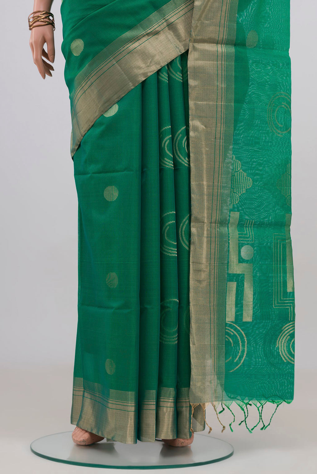 Pleats and pallu of Teal Silk Cotton Saree with Zari Butta on the body and Zari Border. 