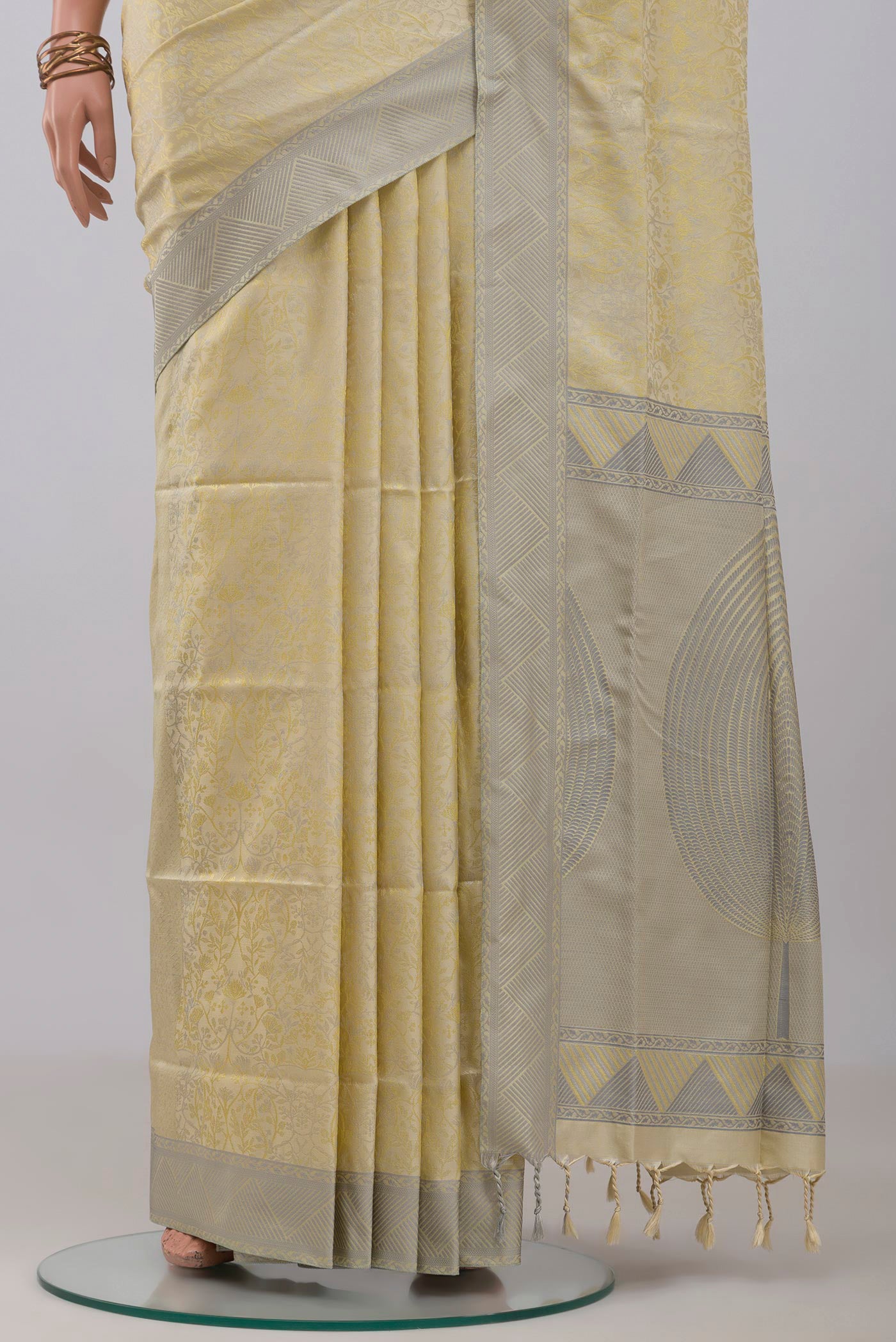 Pleats and pallu of Cream Soft Silk Saree with Jacquard design on the body and Thread Border. 