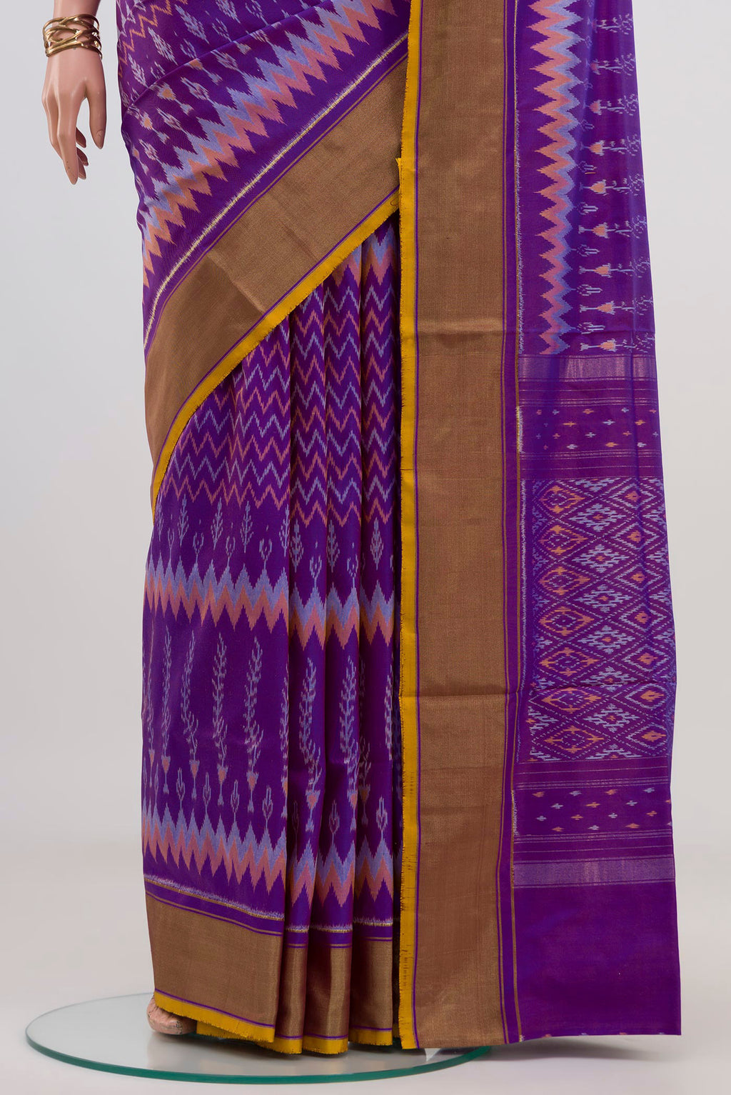 Pleats and pallu of Lavender Pochampally Saree with Ikat design on the body and Zari Border. 