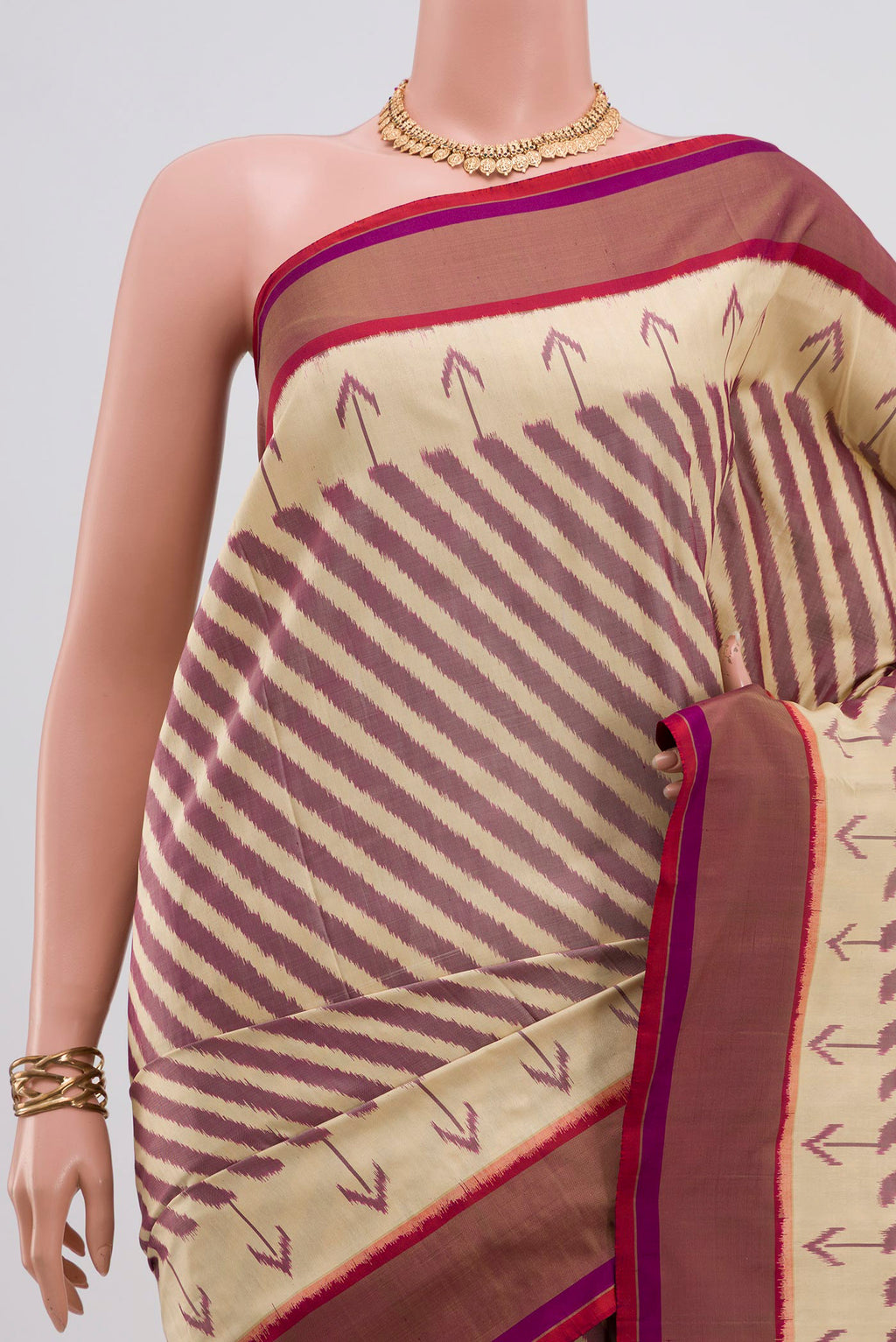 Border image of Cream Pochampally Saree with Ikat design on the body and Plain Border. 