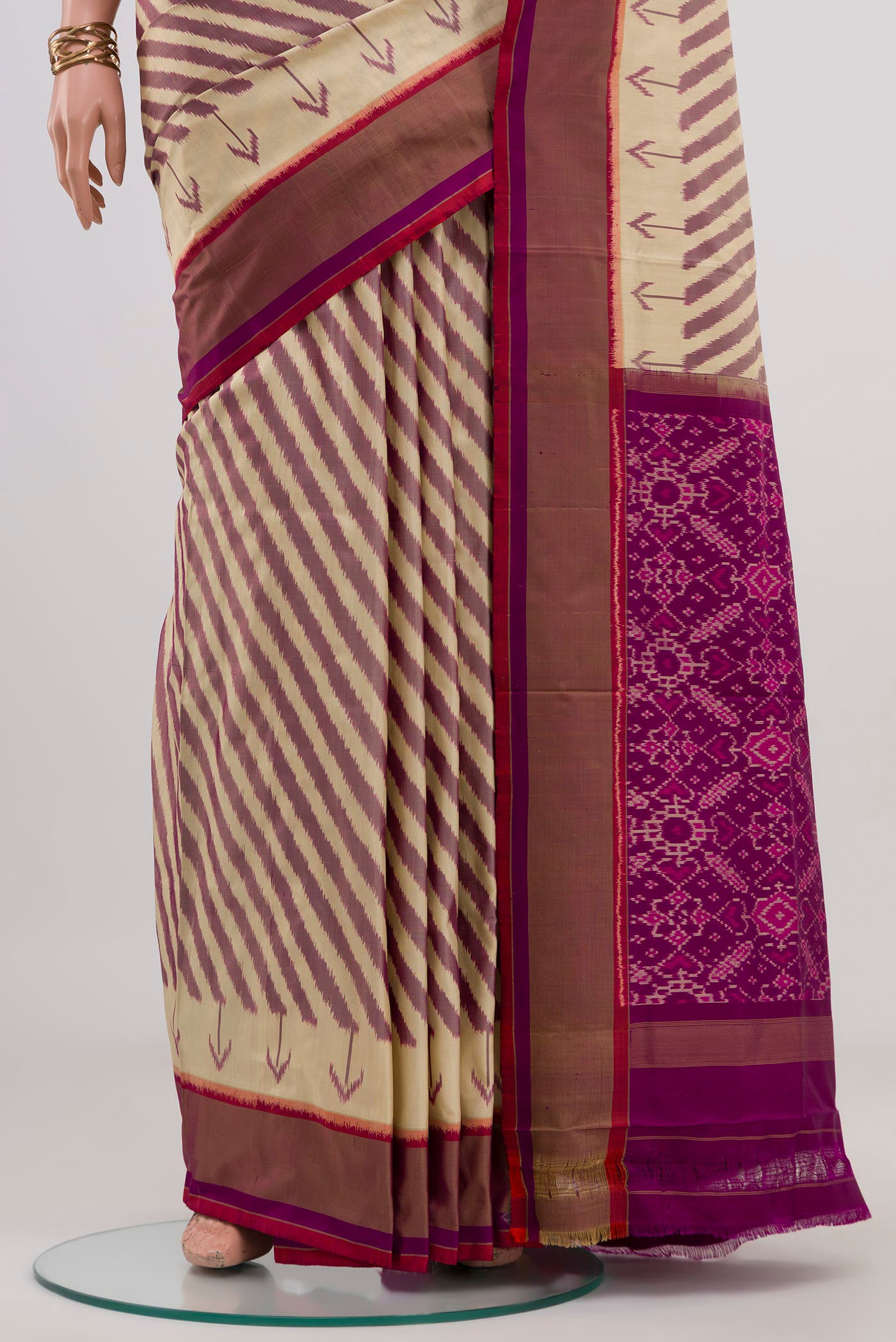 Pleats and pallu of Cream Pochampally Saree with Ikat design on the body and Plain Border. 