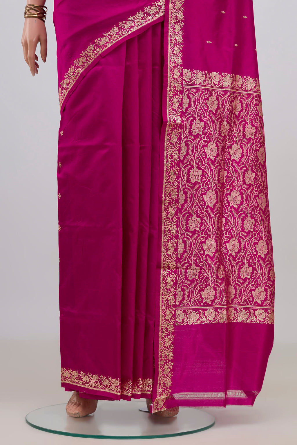 Pleats and pallu of Pure Silk Pink Banarasi Katan Saree with Thread Butta on the body and Thread Border. 
