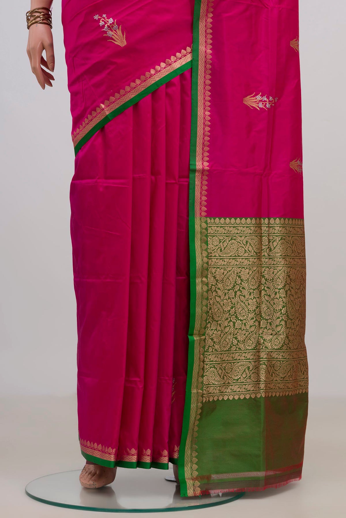Pleats and pallu of Pure Silk Pink Banarasi Katan Saree with Zari Butta on the body and Zari Border. 