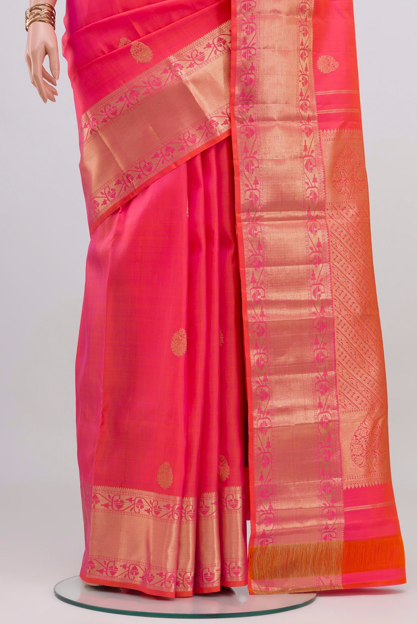 Pleats and pallu of Pink Dual Tone Kanchipuram Silk Saree with Zari Butta on the body and Zari Border. 