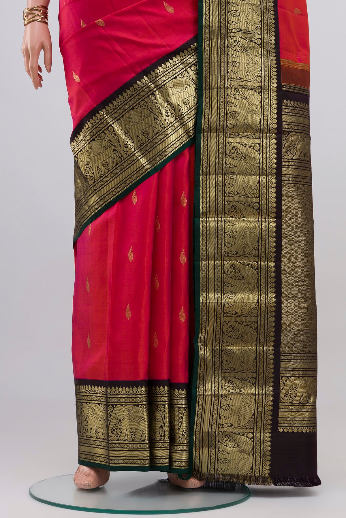 Pleats and pallu of Pink Kanjivaram Silk Saree with Zari Butta on the body and Zari Border. 