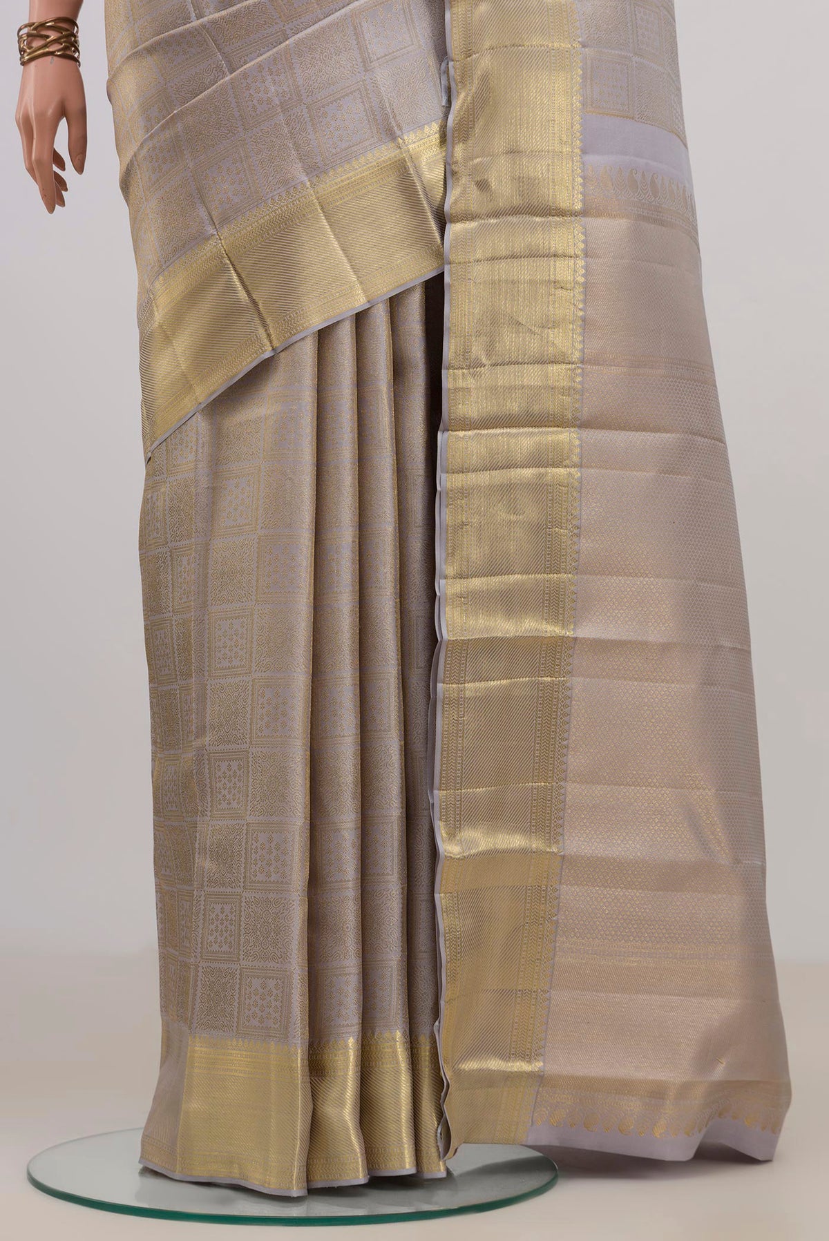 Pleats and pallu of Pure Silk Grey Kanchipuram Saree with Zari Brocade on the body and Zari Border. 
