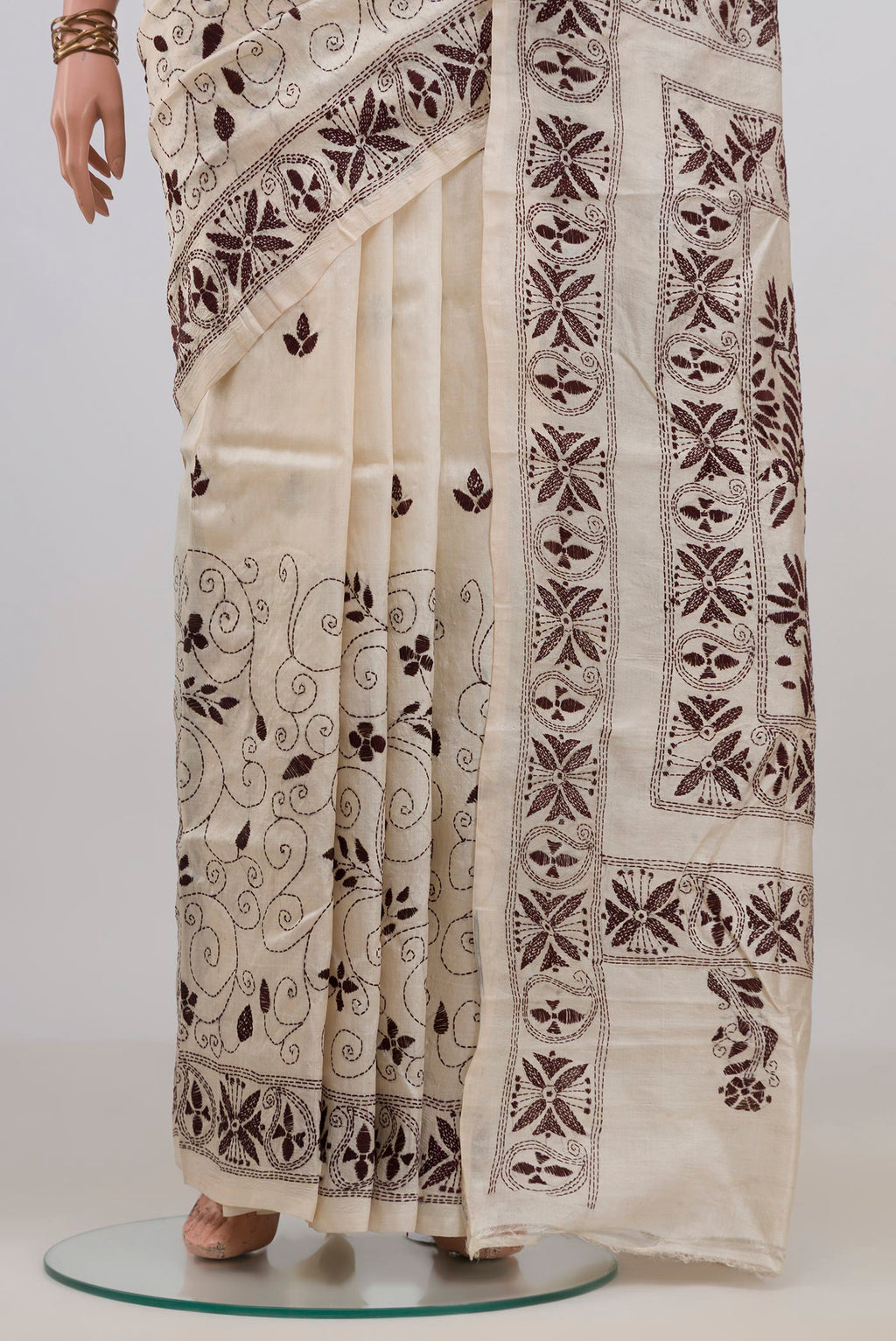 Pleats and pallu of Cream Tussar Saree with Kantha Work on the body and Thread Border. 