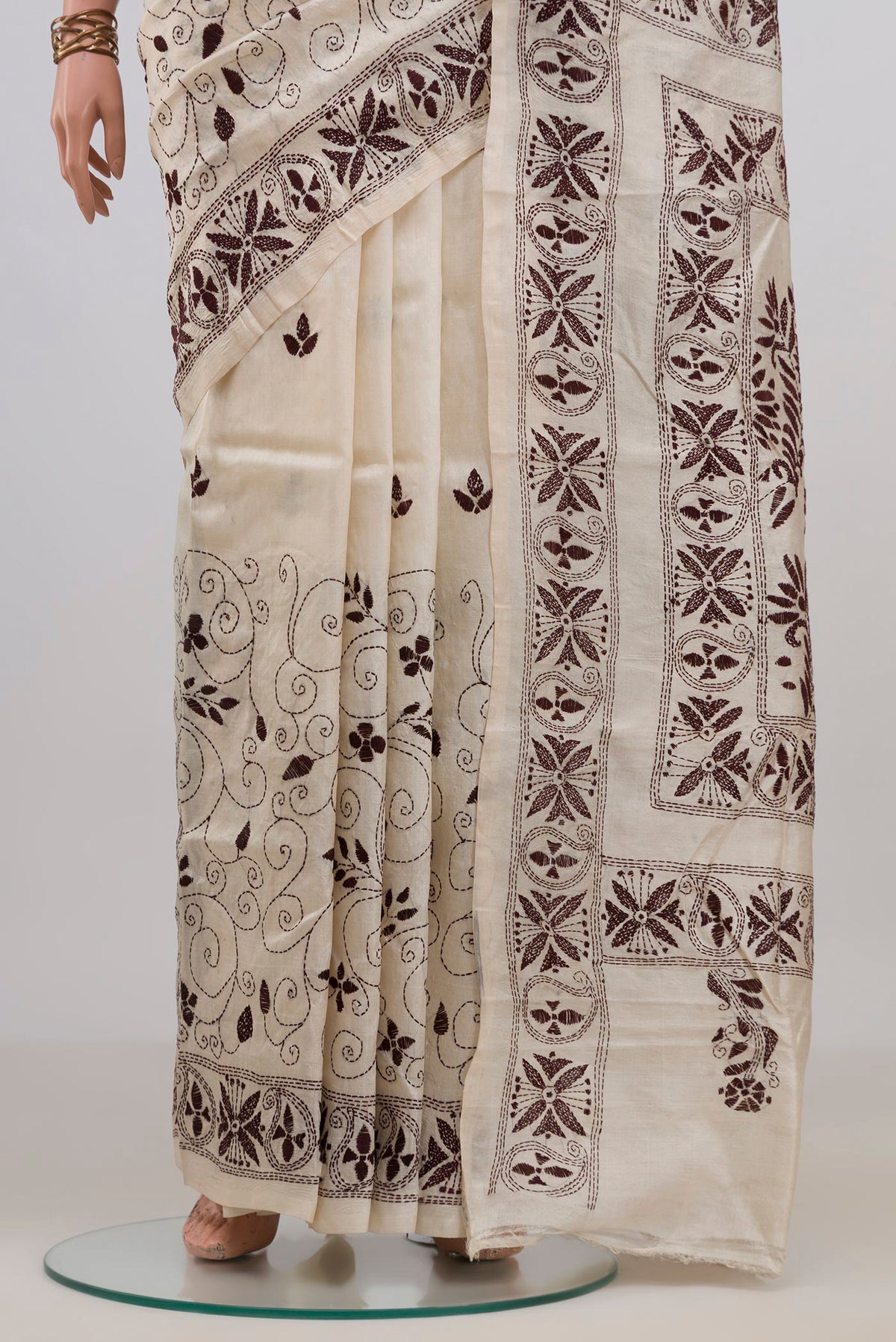 Pleats and pallu of Cream Tussar Saree with Kantha Work on the body and Thread Border. 