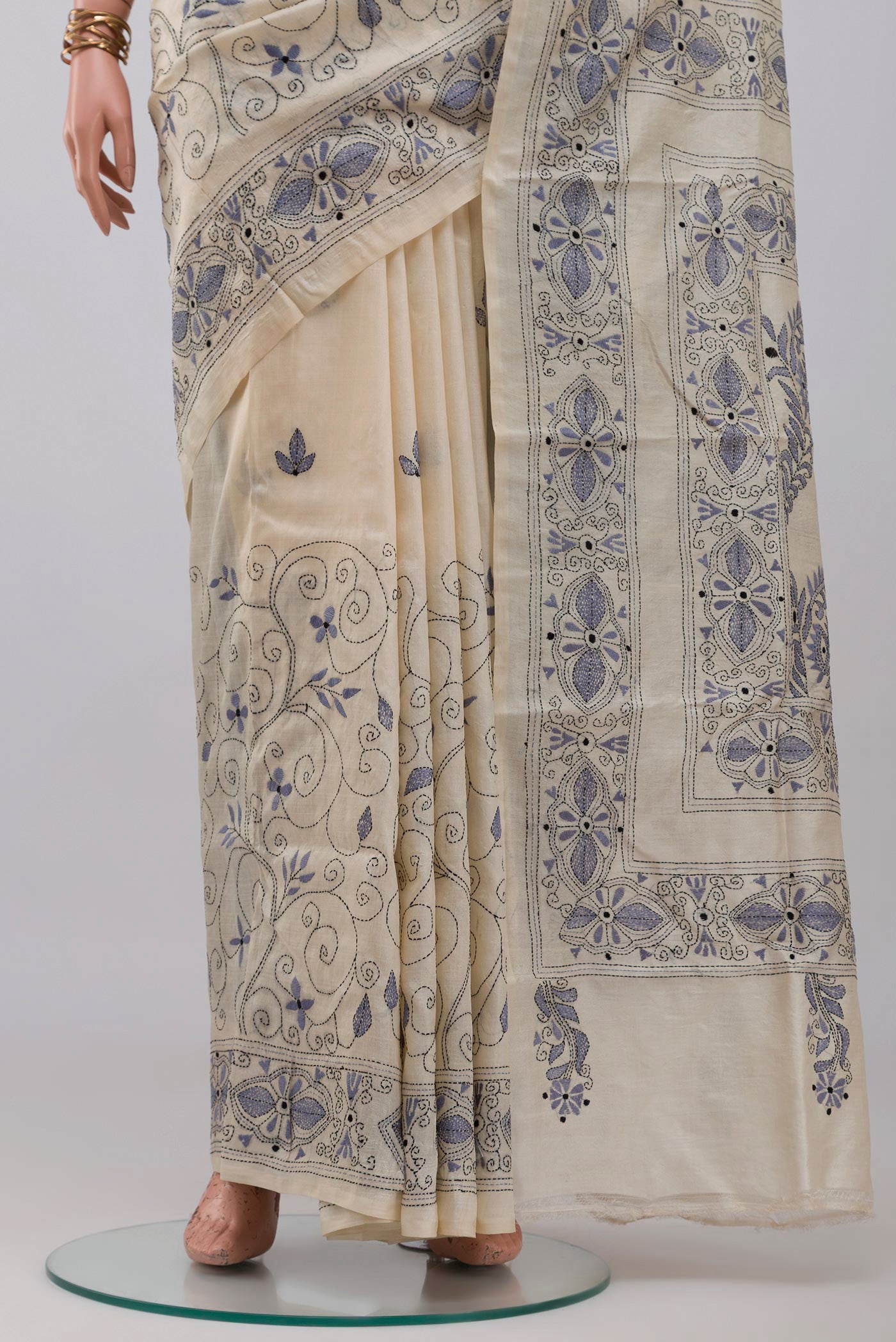 Pleats and pallu of Cream Tussar Silk Saree with Kantha Work on the body and Thread Border. 