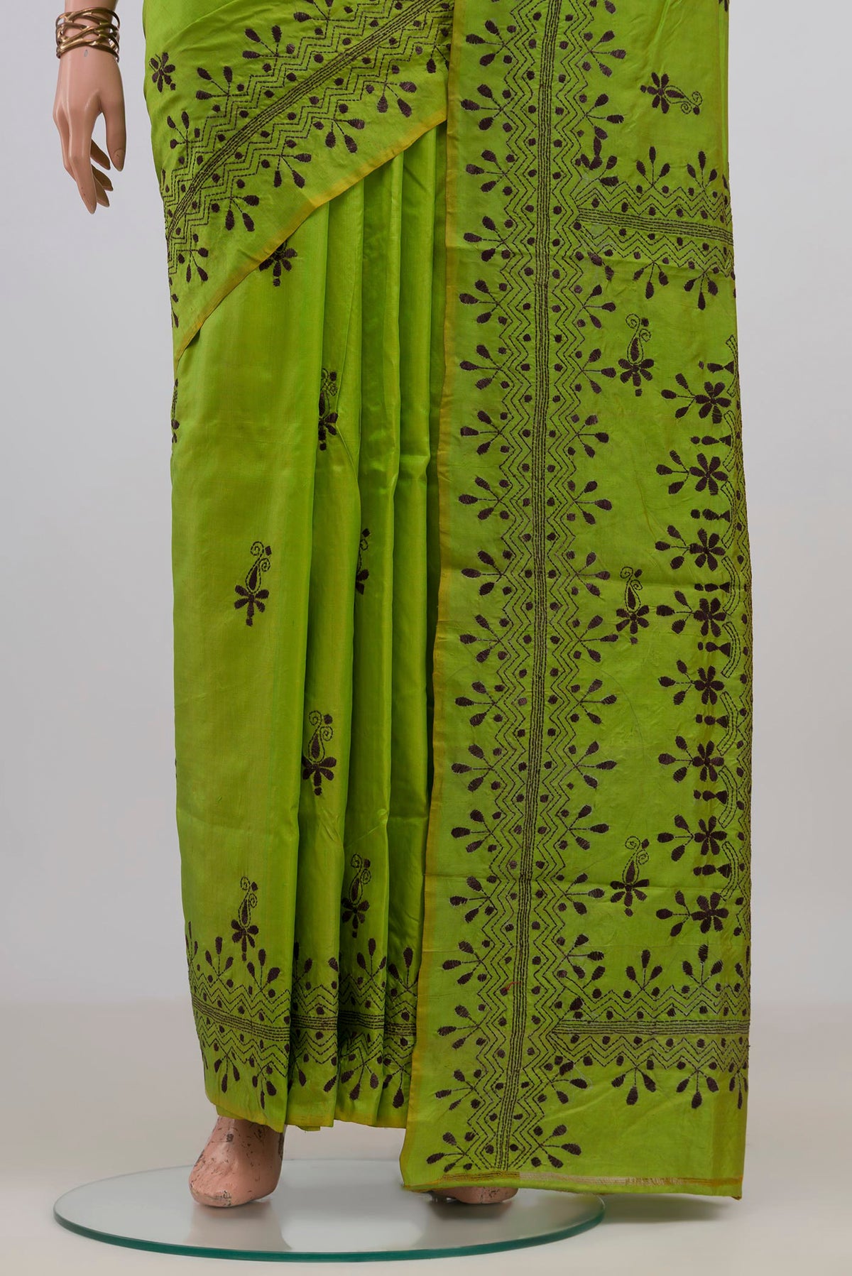 Pleats and pallu of Green Tussar Saree with Kantha Work on the body and Thread Border. 