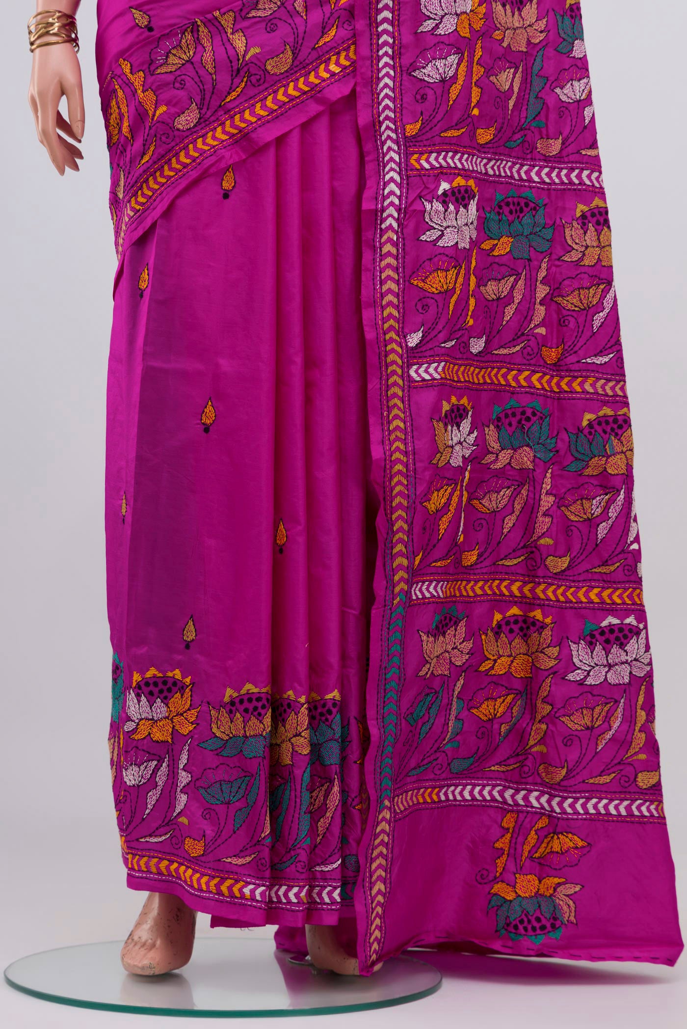 Pleats and pallu of Rani Pink Kantha Silk Saree with Kantha Work on the body and Thread Border. 