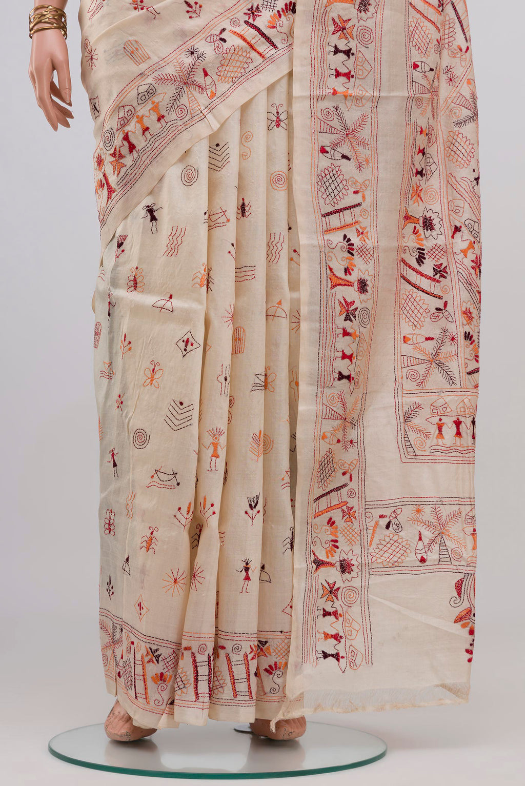 Pleats and pallu of Cream Tussar Silk Saree with Kantha Work on the body and Thread Border. 