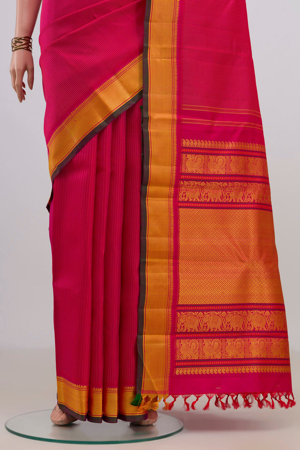Pleats and pallu of Pure Silk Pink Kanjivaram Saree with Thread Butta on the body and Thread Border. 