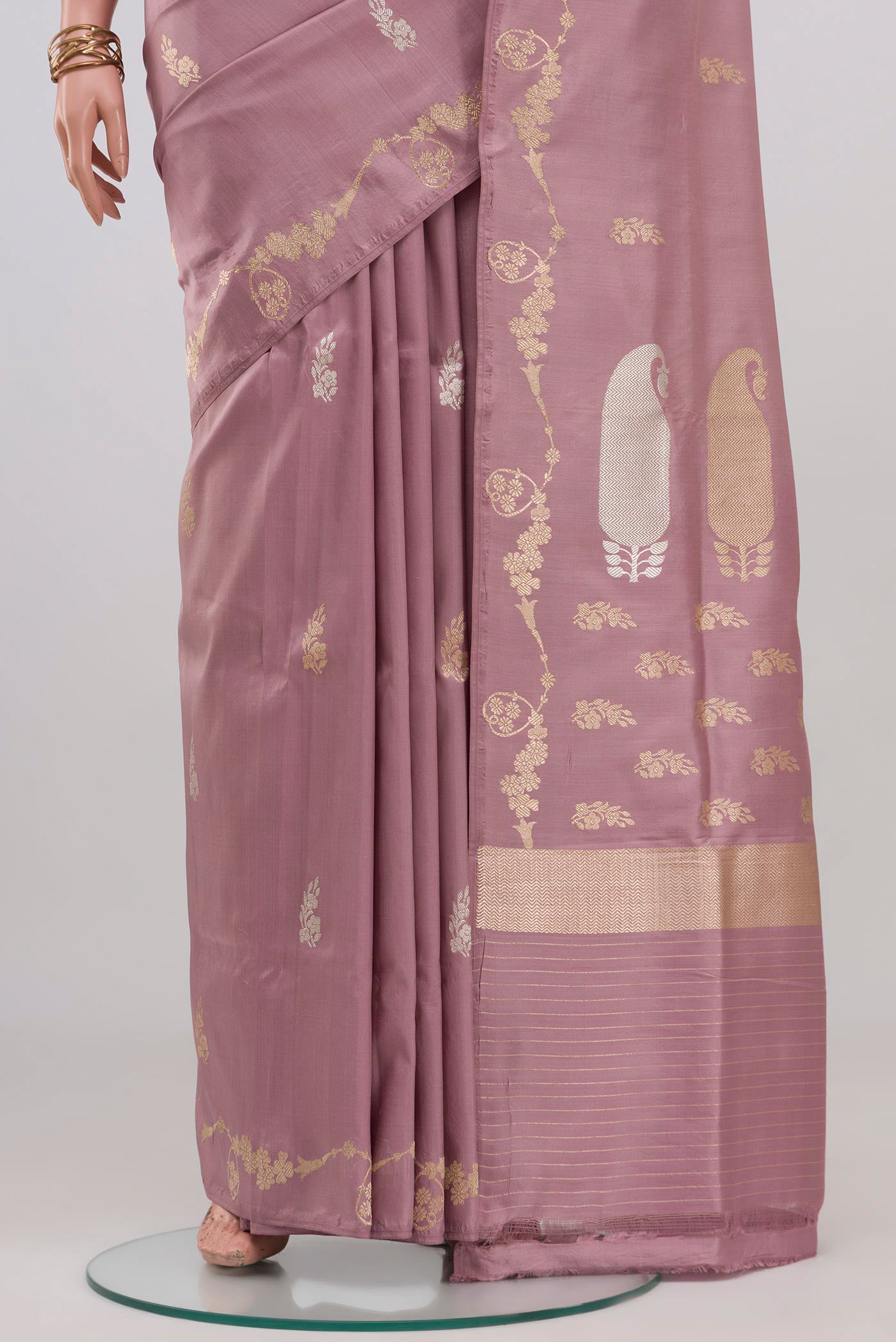 Pleats and pallu of Pink Banarasi Saree with Zari Butta on the body and Fancy Border. 