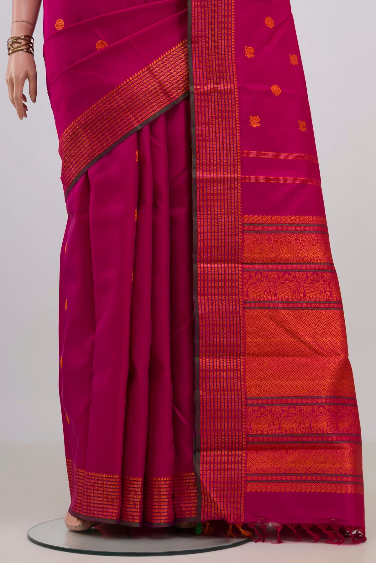 Pleats and pallu of Pure Silk Magenta Kanjivaram Saree with Thread Butta on the body and Thread Border. 