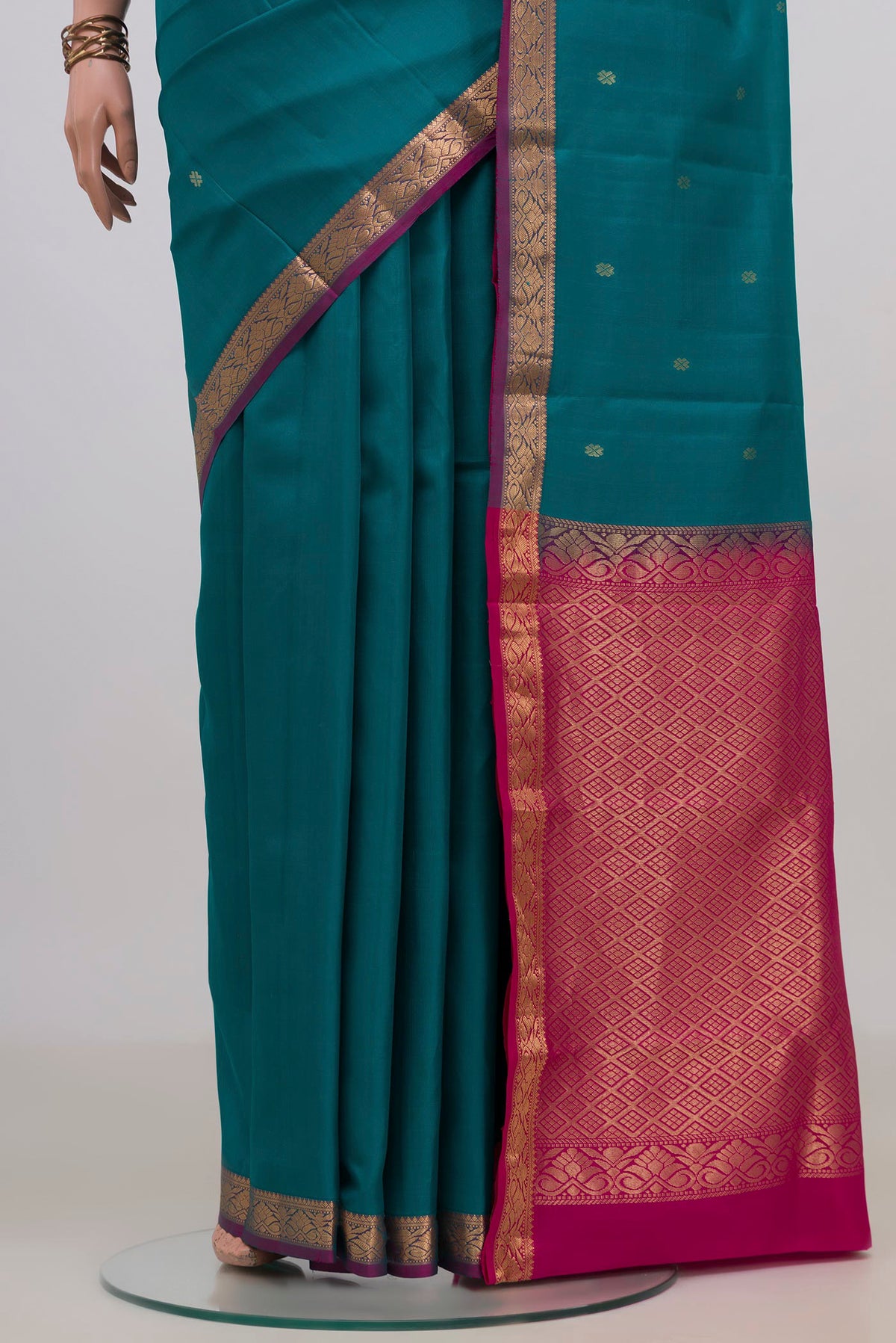 Pleats and pallu of Pure Silk Teal Kanchipuram Saree with Zari Butta on the body and Zari Border. 