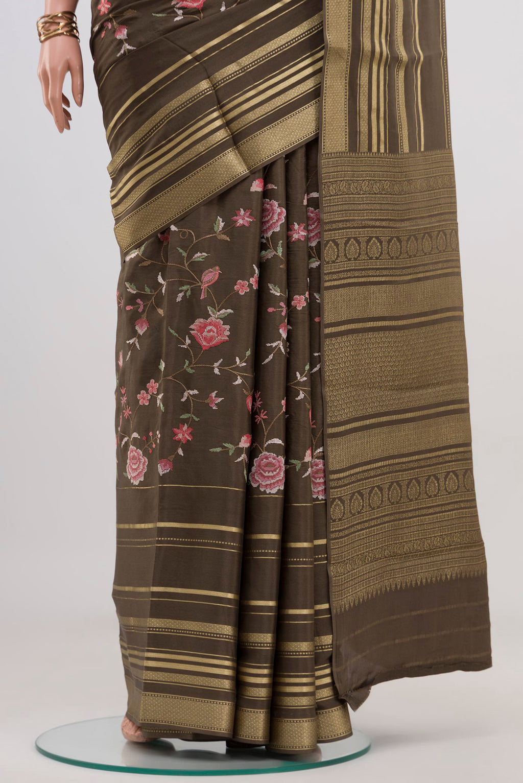 Pleats and pallu of Mehandi Green Crepe Saree with Fancy on the body and Fancy Border. 