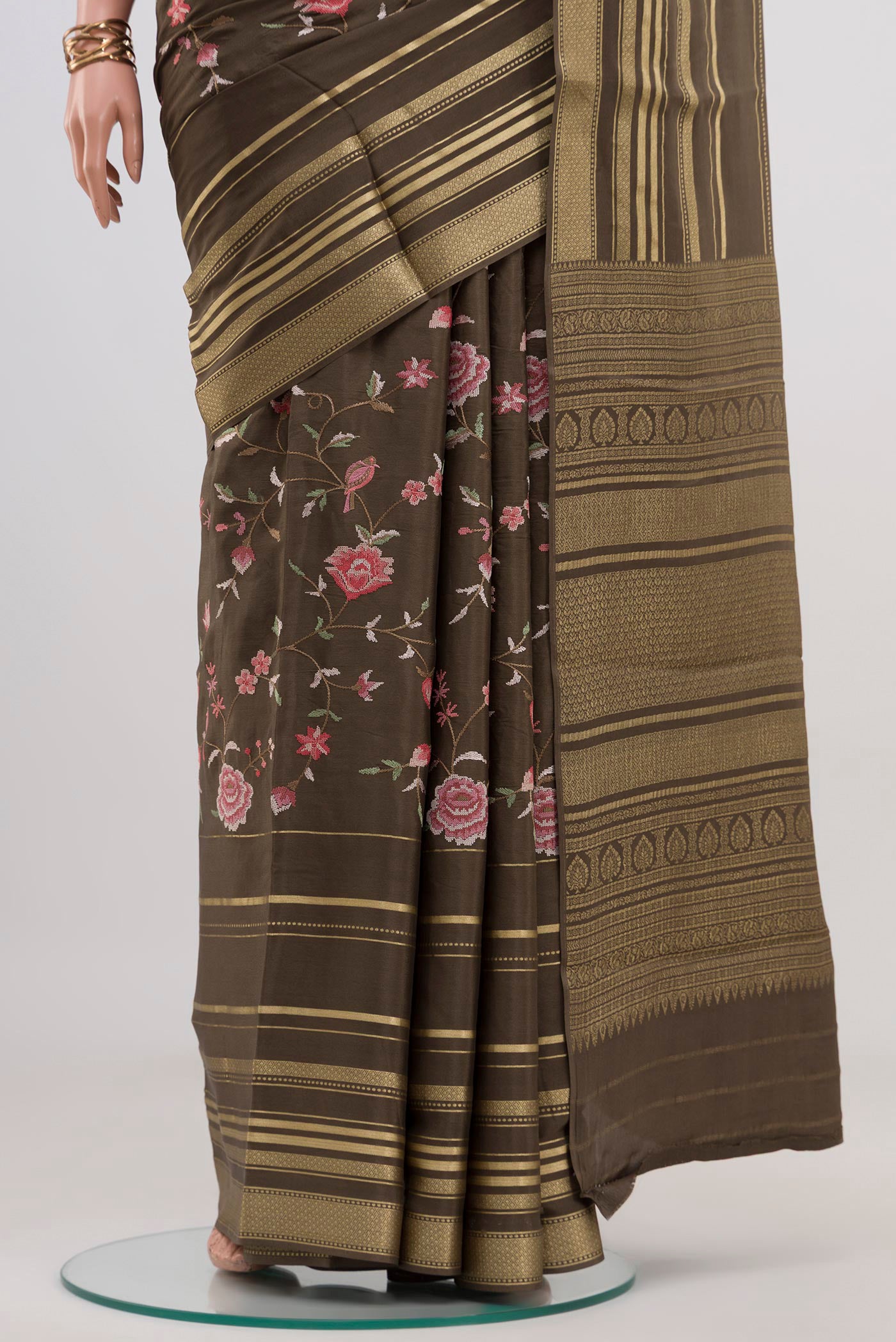 Pleats and pallu of Mehandi Green Crepe Saree with Fancy on the body and Fancy Border. 